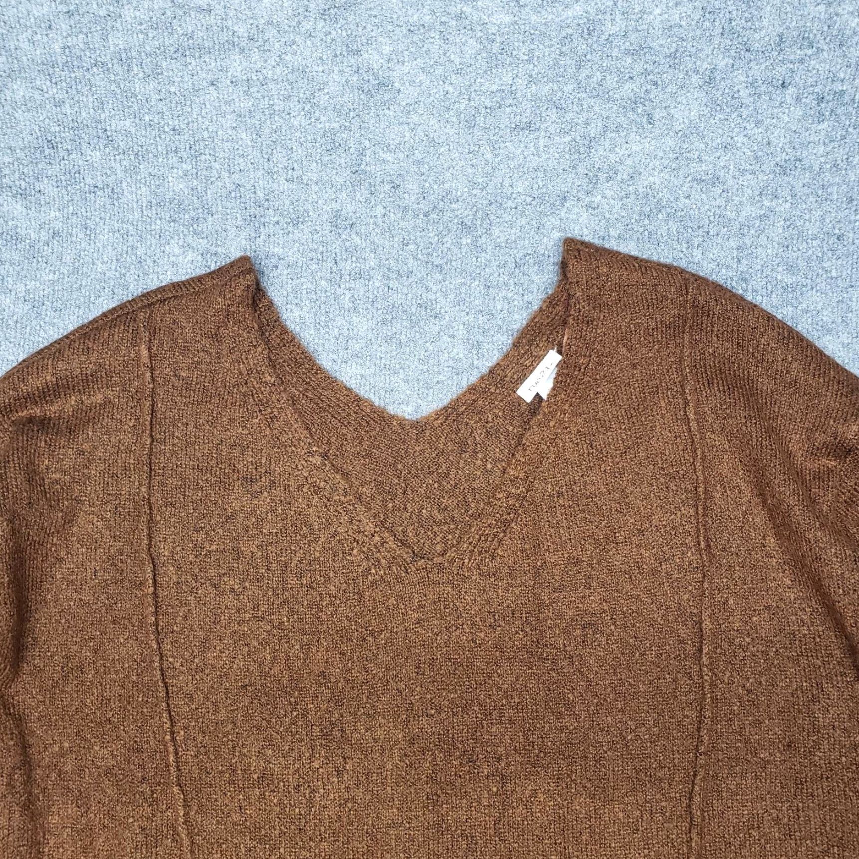 Vintage Rue21 Sweater Womens L Brown Long Sleeve Solid Minimalist V-Neck Pullover New Size L / US 10 / IT 46 - 2 Thumbnail