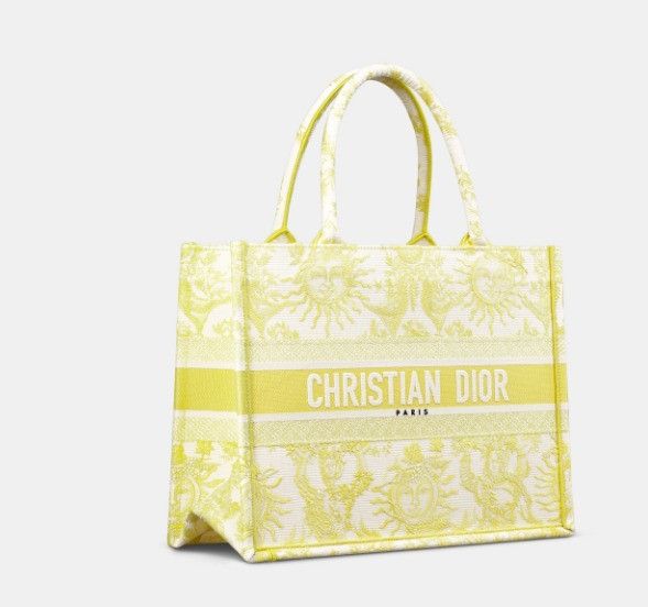 o1w1db10425 M1296ZE Size: OS / Medium Book Tote Bag
