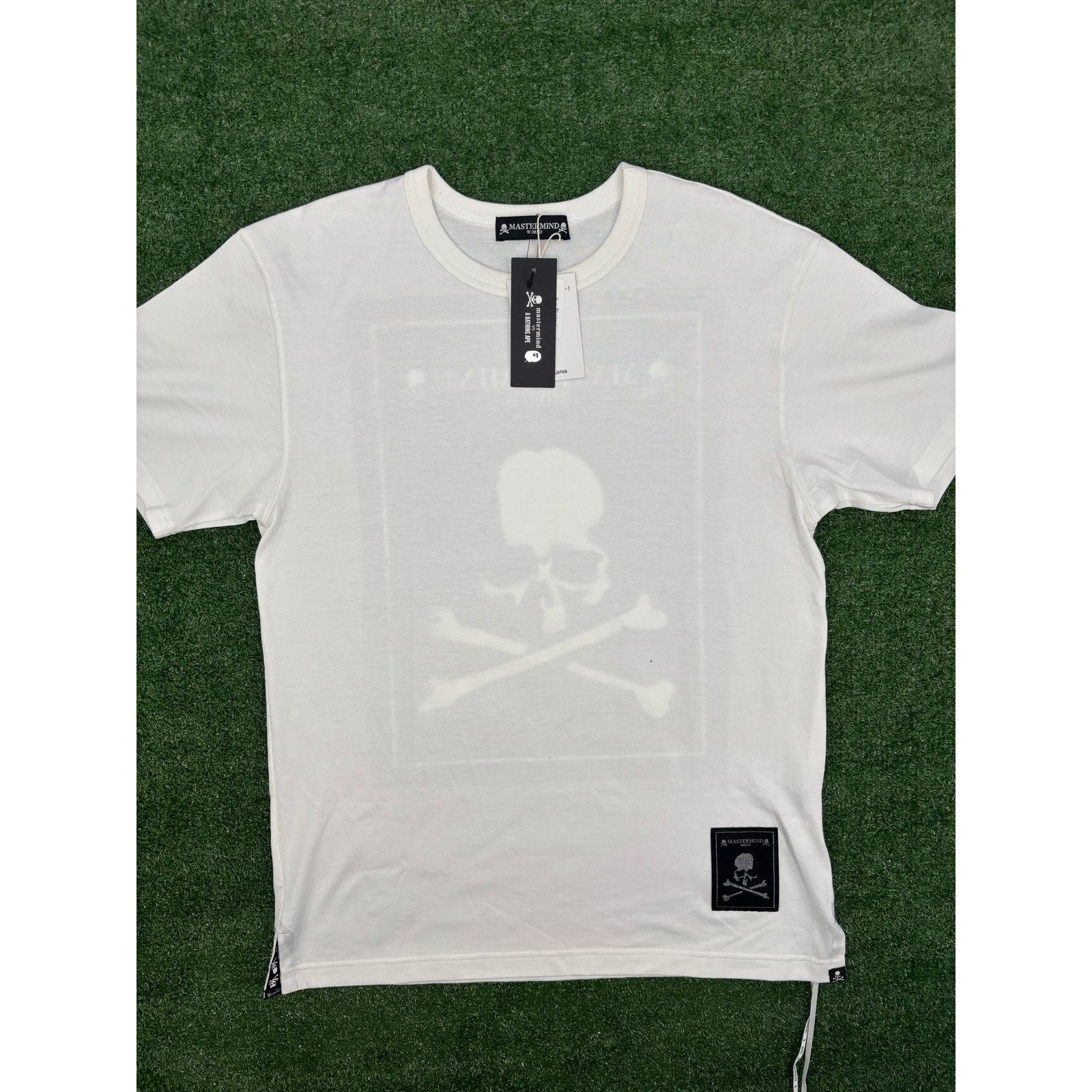Mastermind Japan Mastermind World Boxed Patch Logo White T-Shirt Size Medium Size US M / EU 48-50 / 2 - 3 Thumbnail