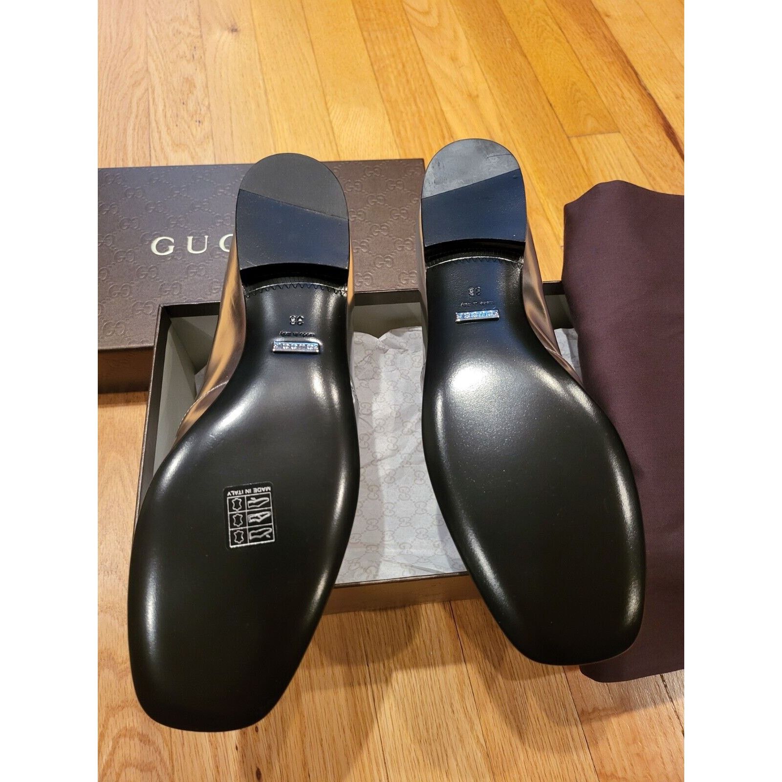 Gucci Beautiful Designer GUCCI Ladies Silver Metallic Leather Size US 8 / IT 38 - 4 Thumbnail