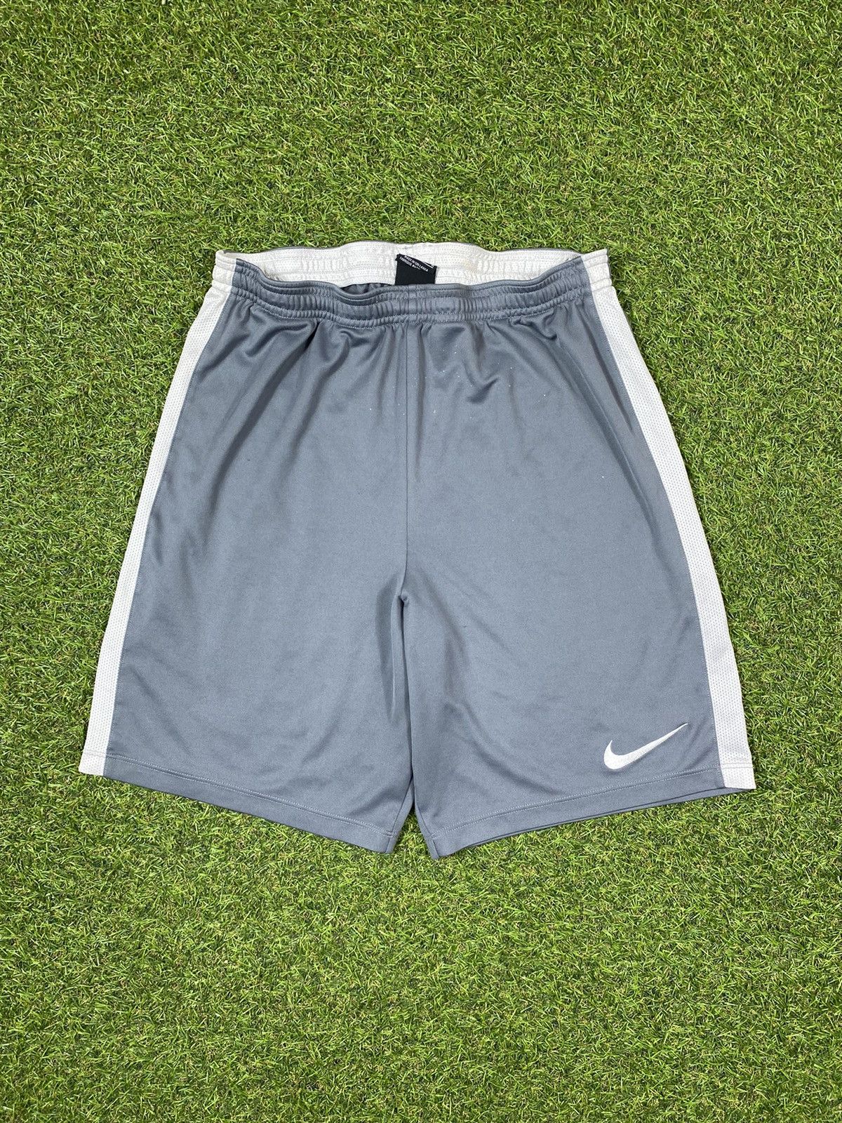 Nike Vintage Nike shorts streetwear y2k swoosh size M Size US 32 / EU 48 - 1 Thumbnail