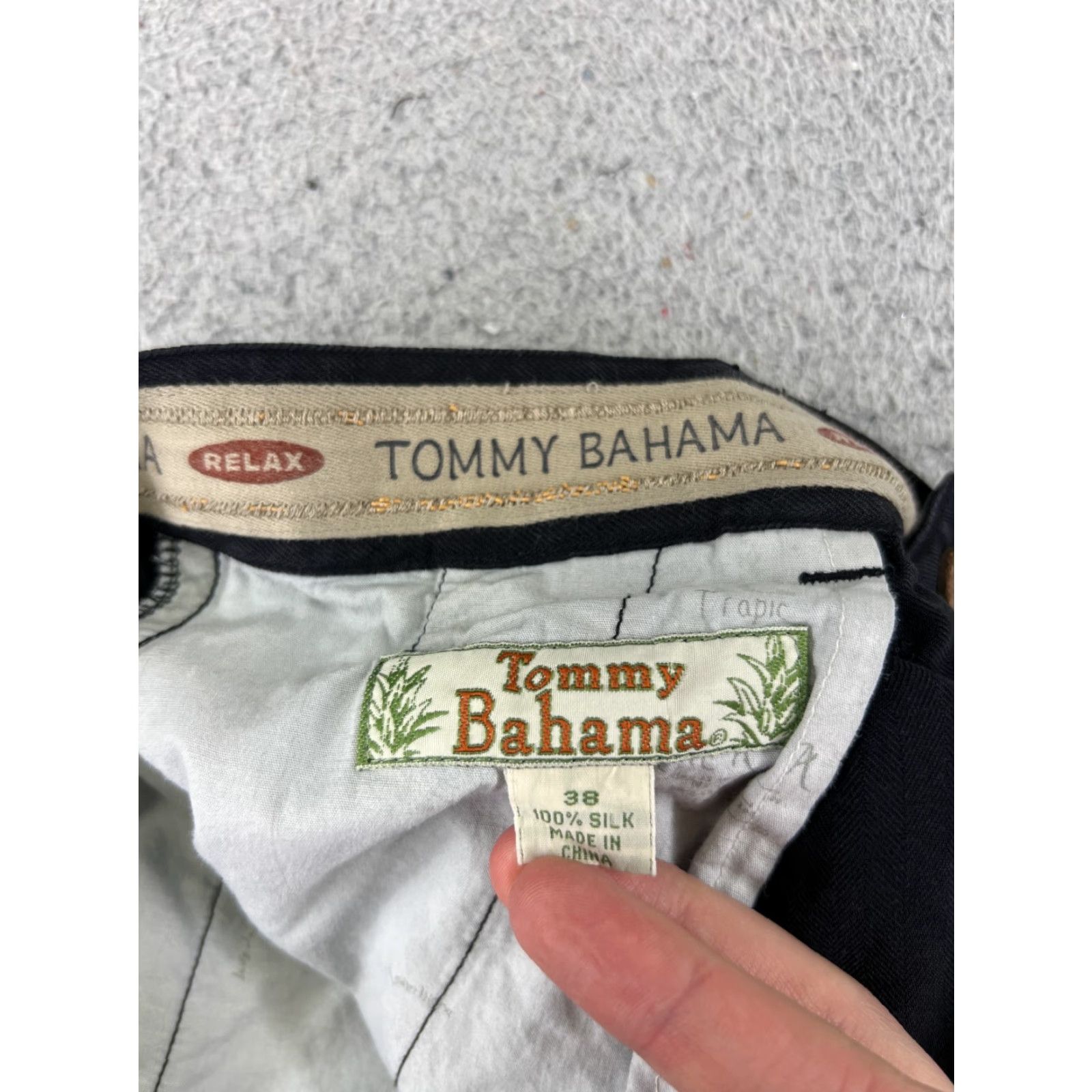 Tommy Bahama Tommy Bahama Shorts Men 38 Black Pleated Bermuda Silk Blend Bermuda Casual Pockets Logo 9in Inseam 38x9 Mens Size US 38 / EU 54 - 7 Thumbnail