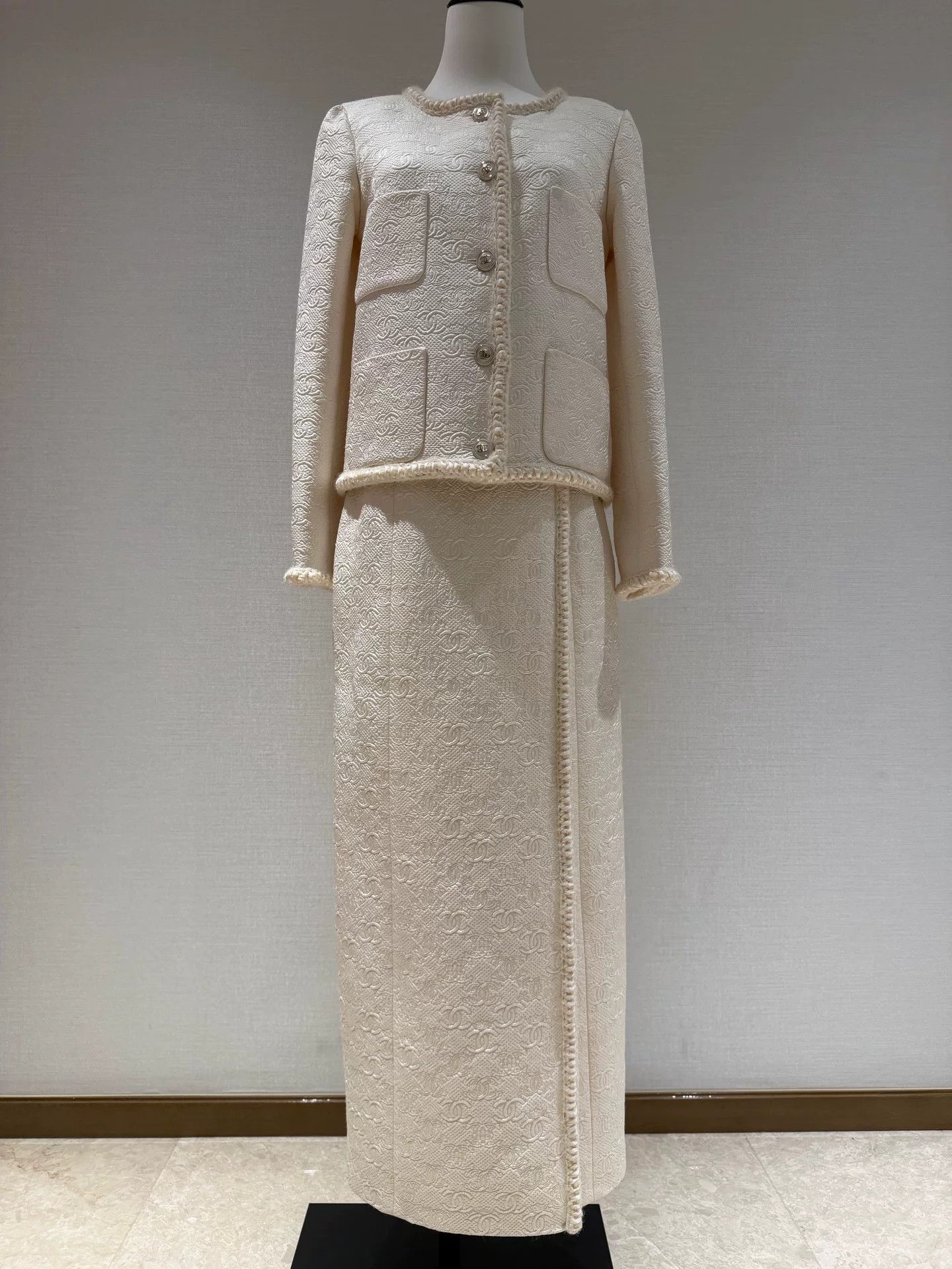 Chanel Chanel Castle Series White Logo Coat 34 Size US XS / EU 42 / 0 - 1 Thumbnail