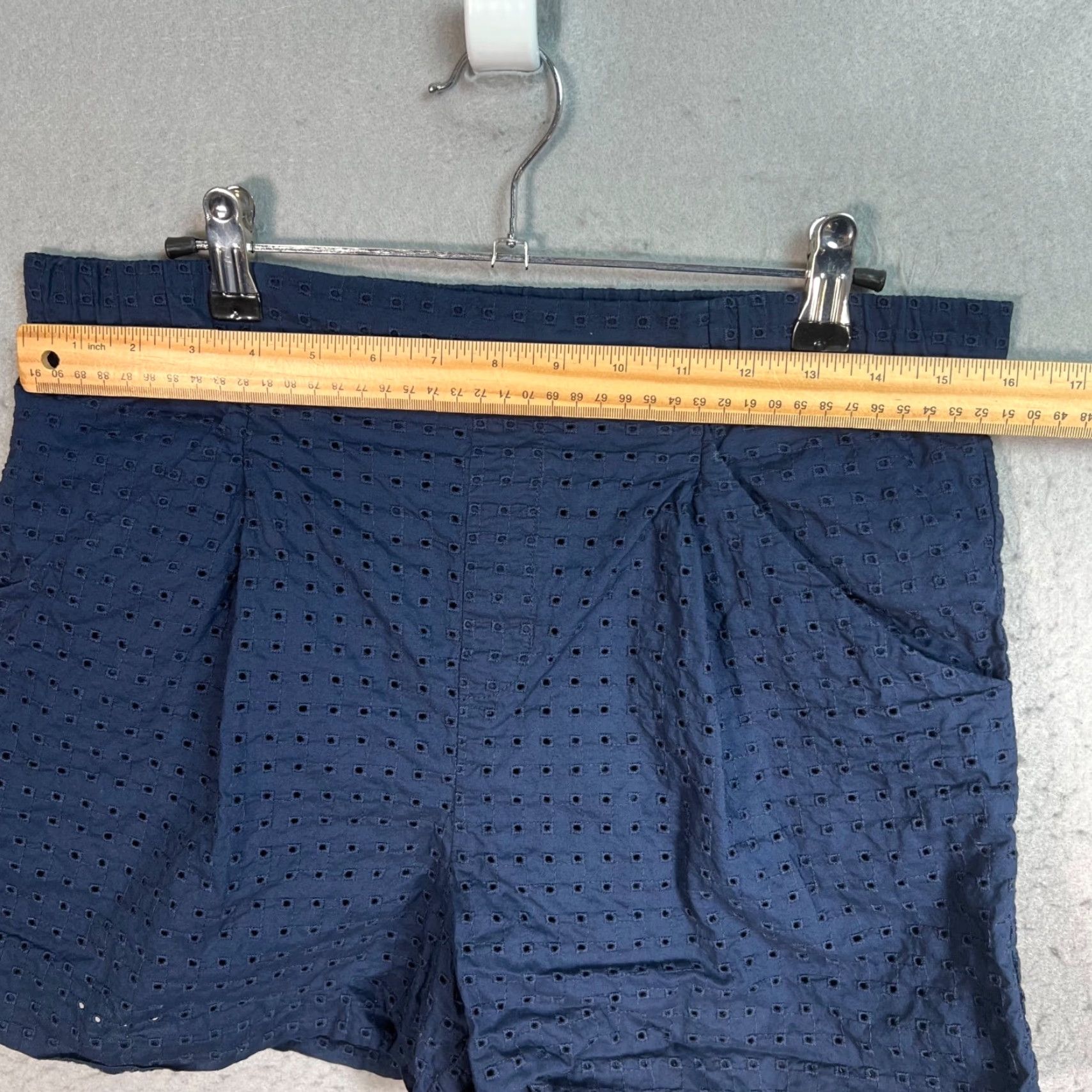 Uniqlo Uniqlo Womens Shorts Size Small Navy Eyelet Cotton Size 28" / US 6 / IT 42 - 4 Thumbnail