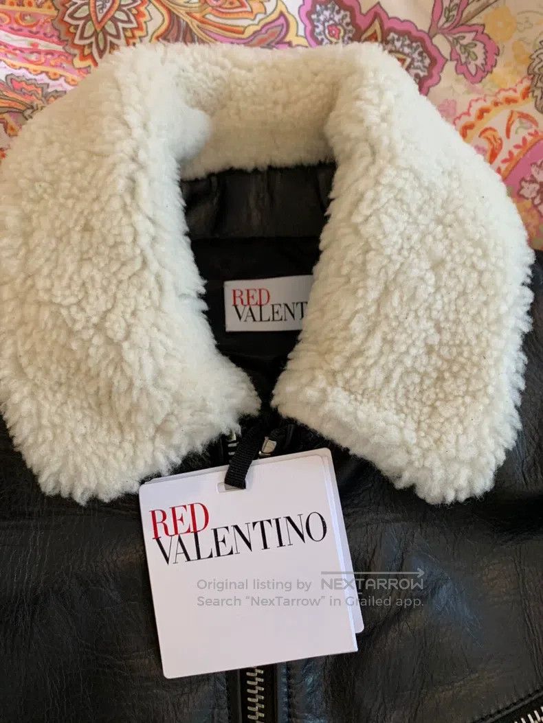 Valentino Valentino The woman wears a leather coat Size S / US 4 / IT 40 - 2 Thumbnail