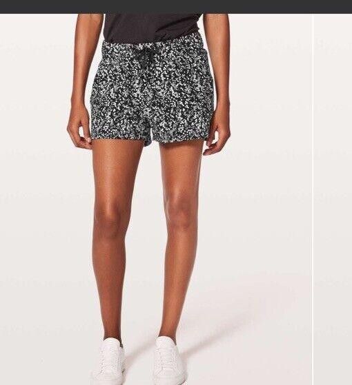 Designer Lululemon On The Fly Short 2.5" Chirasu Black Sz 8 Size 30" / US 8 / IT 44 - 1 Thumbnail