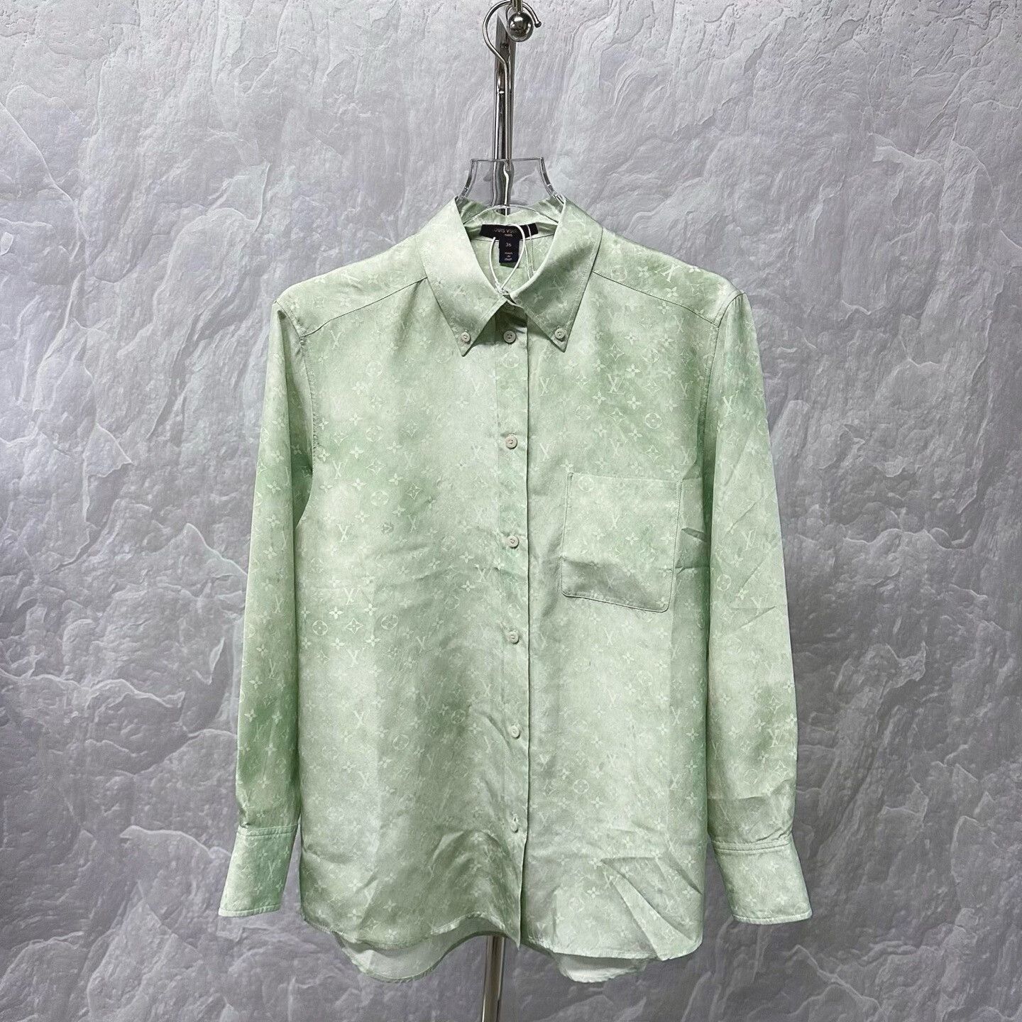 Louis Vuitton Louis Vuitton Logo Silk Shirt in Green Size S / US 4 / IT 40 - 1 Thumbnail