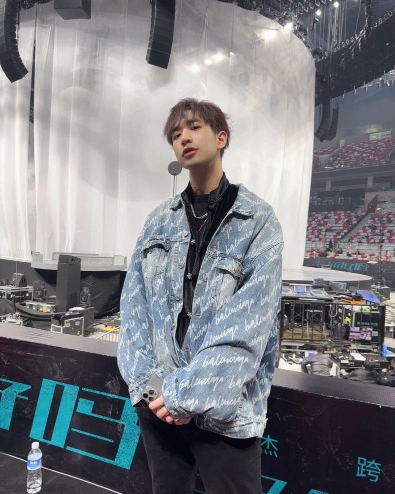 Balenciaga Balenciaga Cursive full print denim jacket 2504-Nextarrow Size US L / EU 52-54 / 3 - 8 Thumbnail