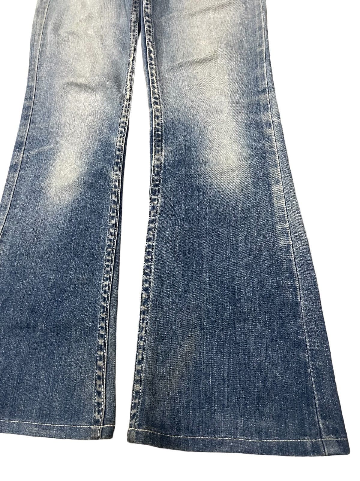 Levi's Vintage Levi’s Womenswear Low Rise Blue Wash Flare Jeans Size 25" / US 0 / IT 36 - 4 Thumbnail