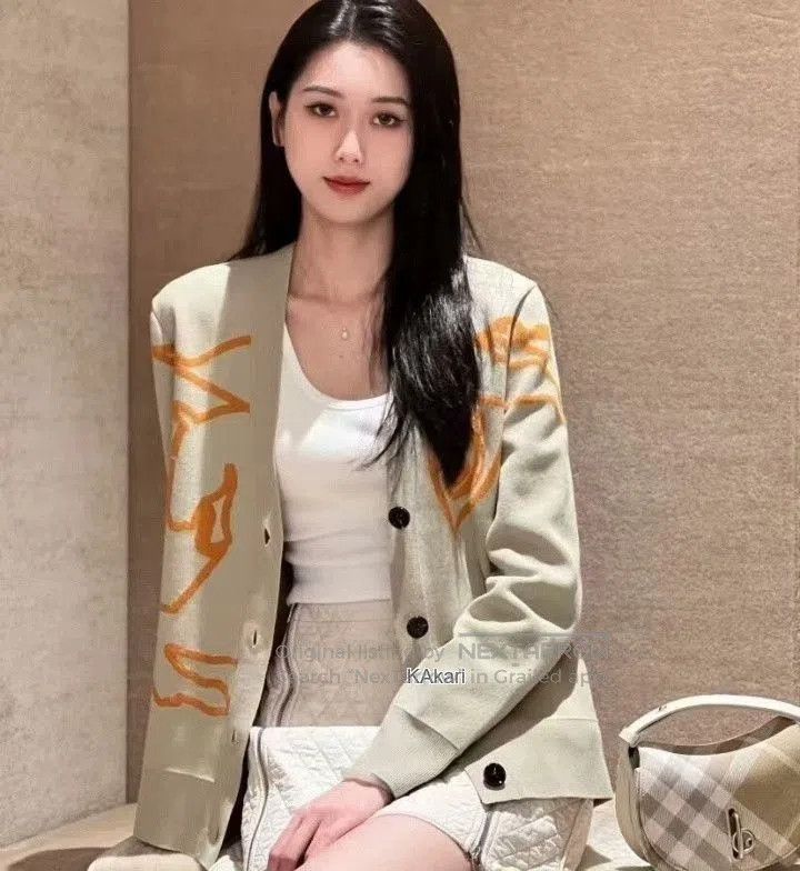 Burberry Burberry 2024 Light Green Horse Motif Cotton Sweater. Size US M / EU 48-50 / 2 - 8 Thumbnail