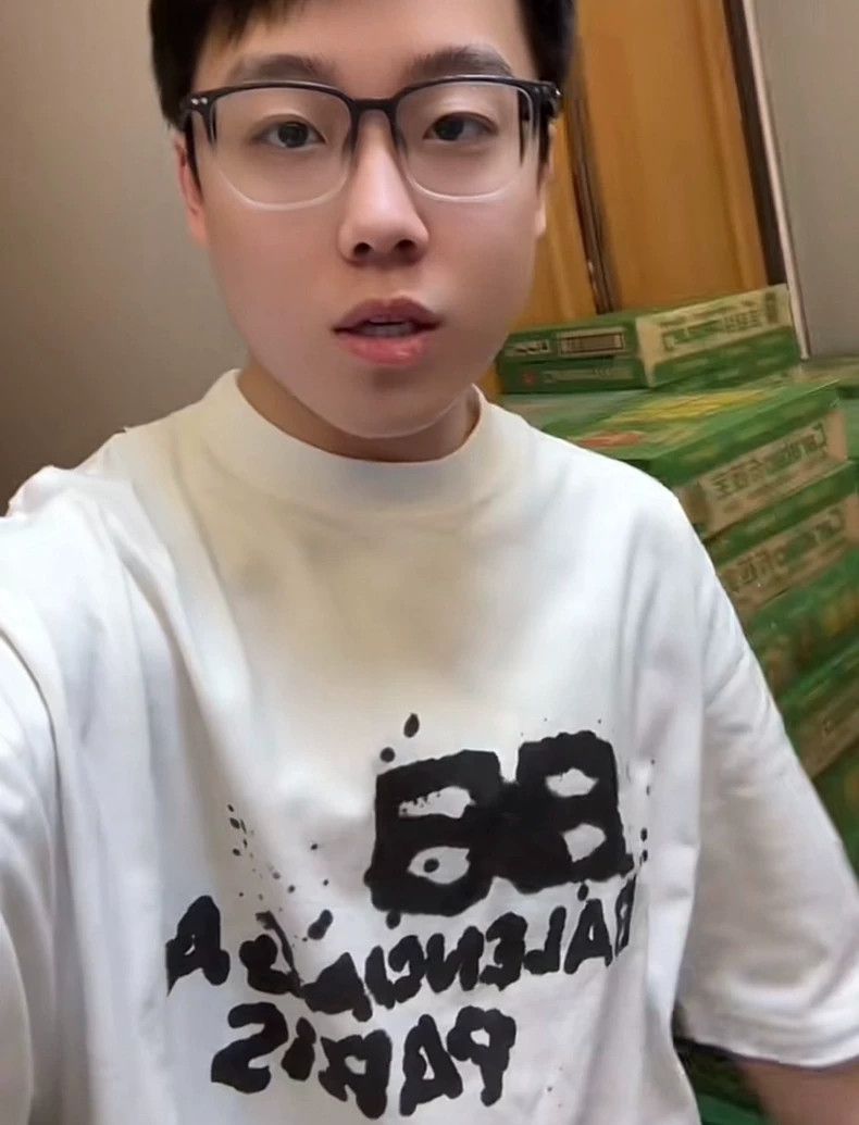 Balenciaga Balenciaga White Graffiti Short Sleeve Oversize Size US S / EU 44-46 / 1 - 5 Thumbnail