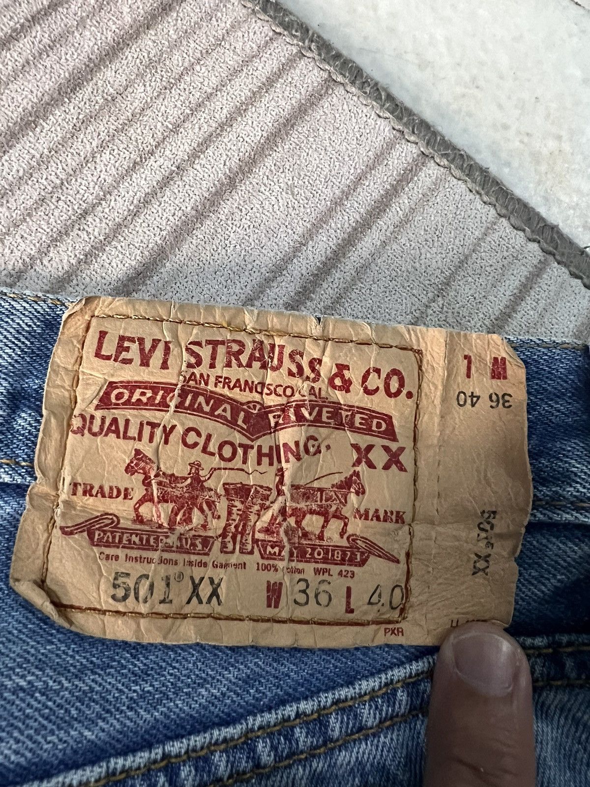 Le Grande Bleu (L.G.B.) × Levi's × Levi's Vintage Clothing VINTAGE LEVIS 501 XX LIGHT WASH JEANS Size US 34 / EU 50 - 19 Thumbnail