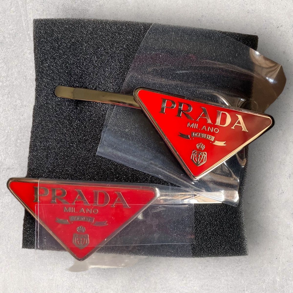 Prada Prada Red triangle hair clips Size ONE SIZE - 2 Thumbnail