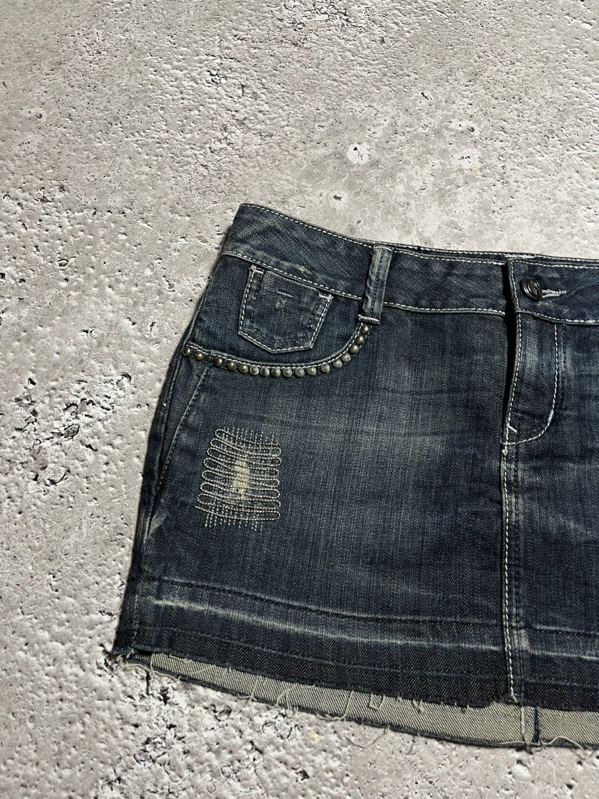 Guess × Vintage Y2K Guess Jeans Peace Patch Mini Denim Skirt Size M Size 30" / US 8 / IT 44 - 10 Thumbnail