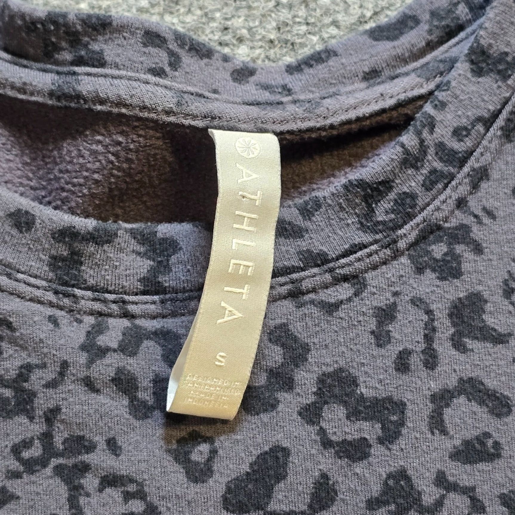 Athleta Athleta Top Women Small Gray Leopard Sweatshirt Crew Neck Long Sleeve Stretchy Shirt Size S / US 4 / IT 40 - 4 Thumbnail