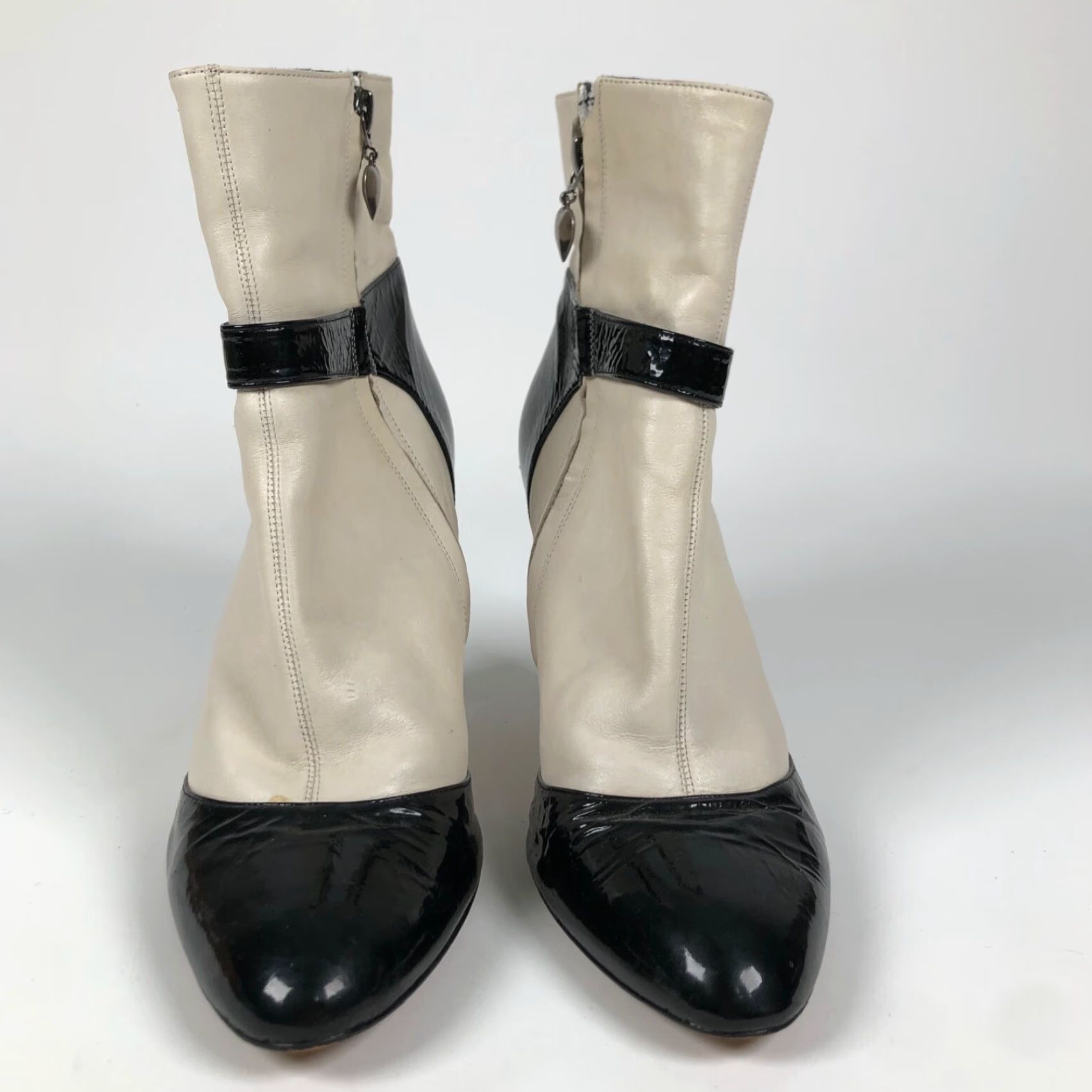 Vintage Allanah Hill Boots Womens Size 8.5 US 39 Black Leather Side Zip Ankle Heel Stiletto Pointed Toe Casual Formal City Baroque 90s? Size US 9 / IT 39 - 2 Thumbnail