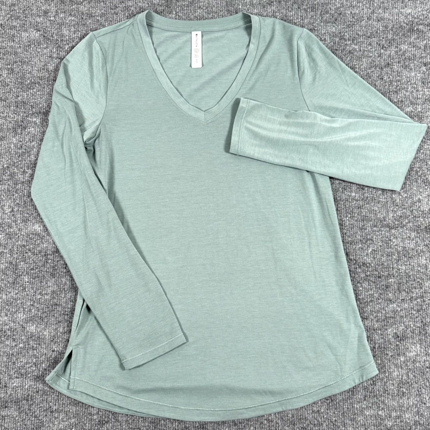 Athleta Athleta Shirt Womens Small Long Sleeve V Neck Essential Lightweight Soft FA21 Size S / US 4 / IT 40 - 2 Thumbnail