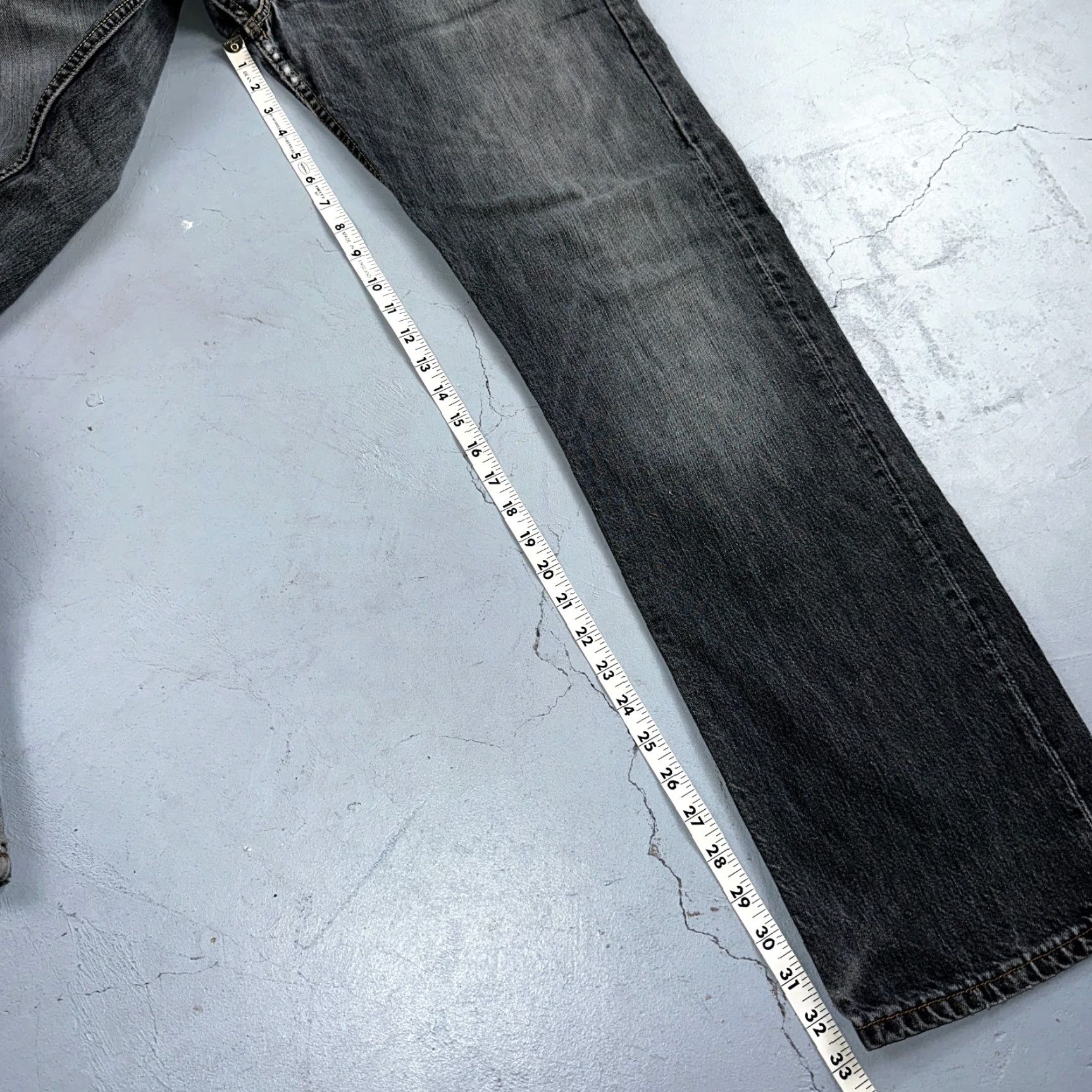 Levi's VINTAGE Levi's 501 Jeans Straight Men 34x34 Black Light Wash 1990s Y2K 90s Classic Fit Denim Jeans Mens Size US 34 / EU 50 - 5 Thumbnail