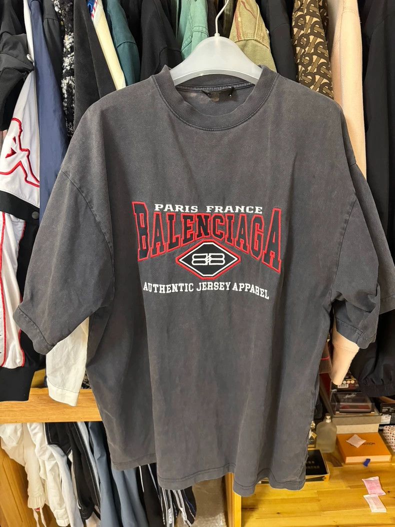 Balenciaga Balenciaga Bat-embroidered short sleeves with dyed back ne Size US S / EU 44-46 / 1 - 1 Thumbnail