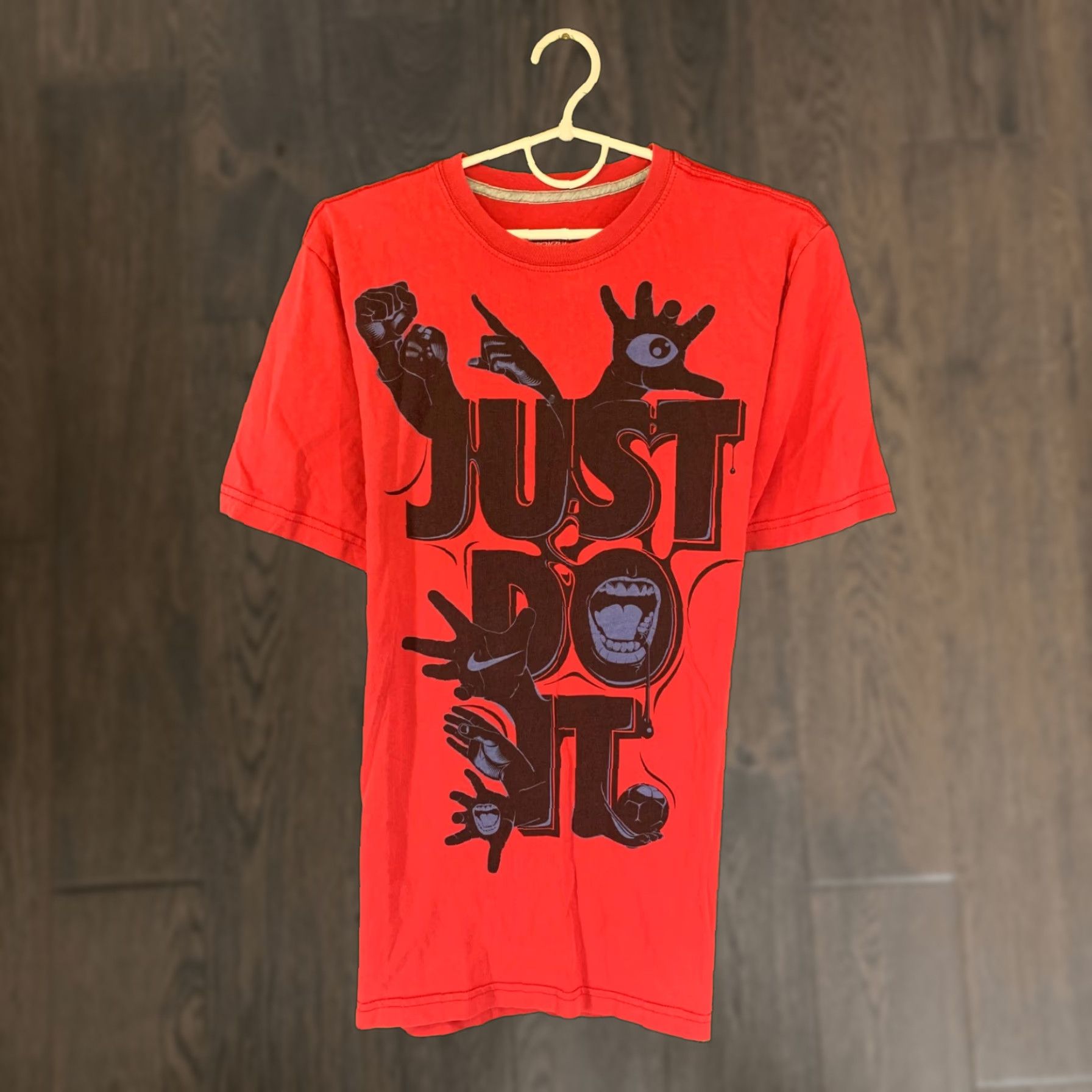 Nike NIKE JUST DO IT Shirt Mens L Red Jersey T-Shirt Logo Short Sleeve Cotton 100% Standard Fit 2011 Size US L / EU 52-54 / 3 - 1 Thumbnail