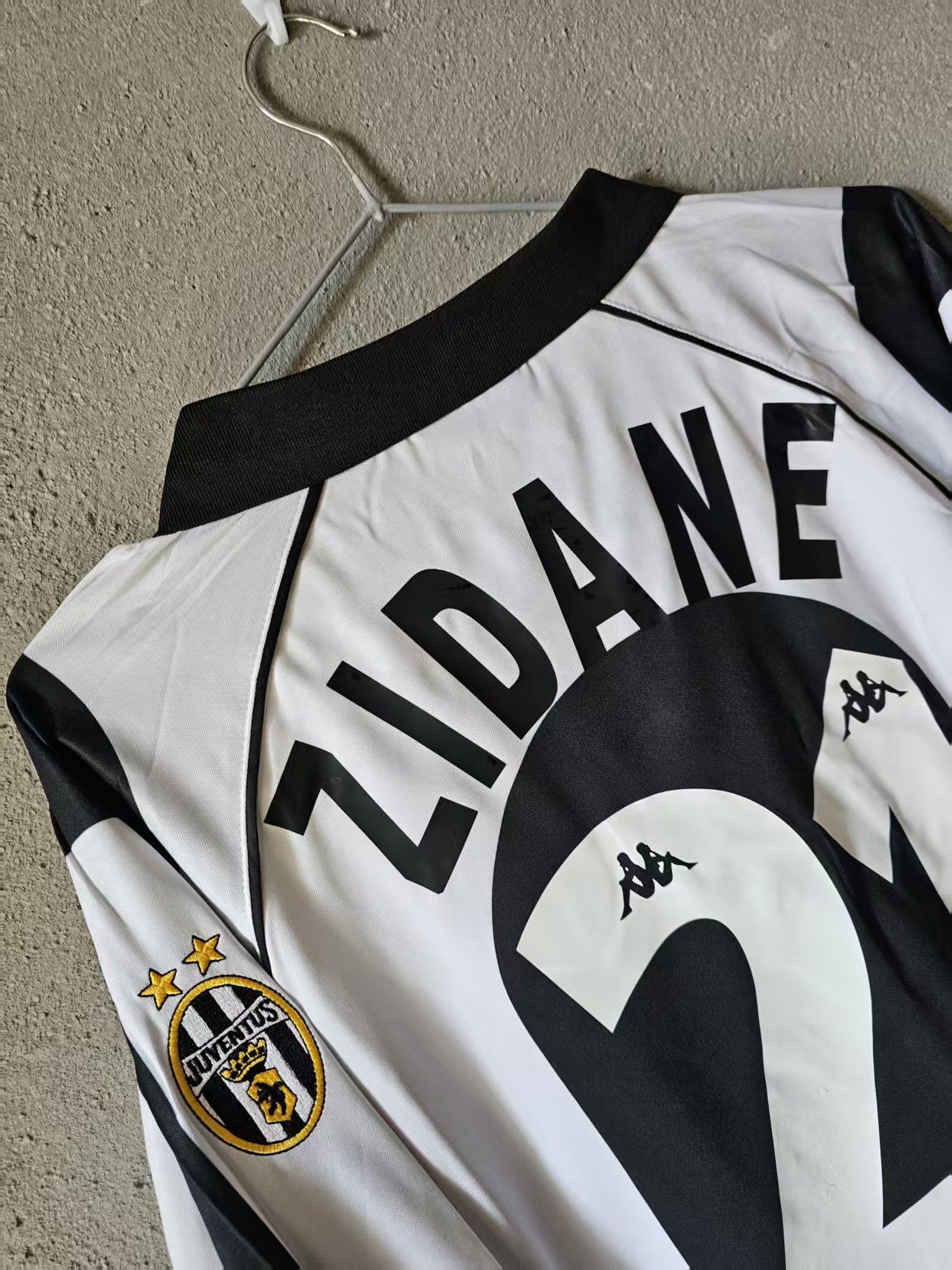 Other 1997 1998 Juventus #21 Zidane Jersey Longsleeve Size US L / EU 52-54 / 3 - 6 Thumbnail