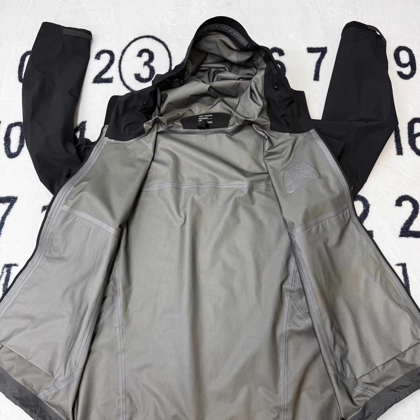 Arc'teryx Arc'teryx BETA LT Black Silver Hard Shell Jacket Q10 Size US L / EU 52-54 / 3 - 4 Thumbnail