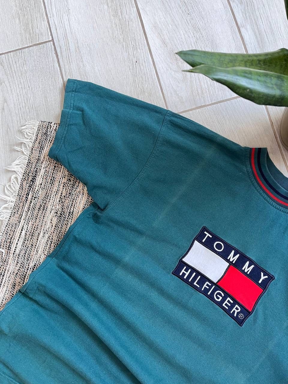 Tommy Hilfiger × Vintage Vintage Tommy Hilfiger style Tshirt faded green minimalistic Size US L / EU 52-54 / 3 - 4 Thumbnail