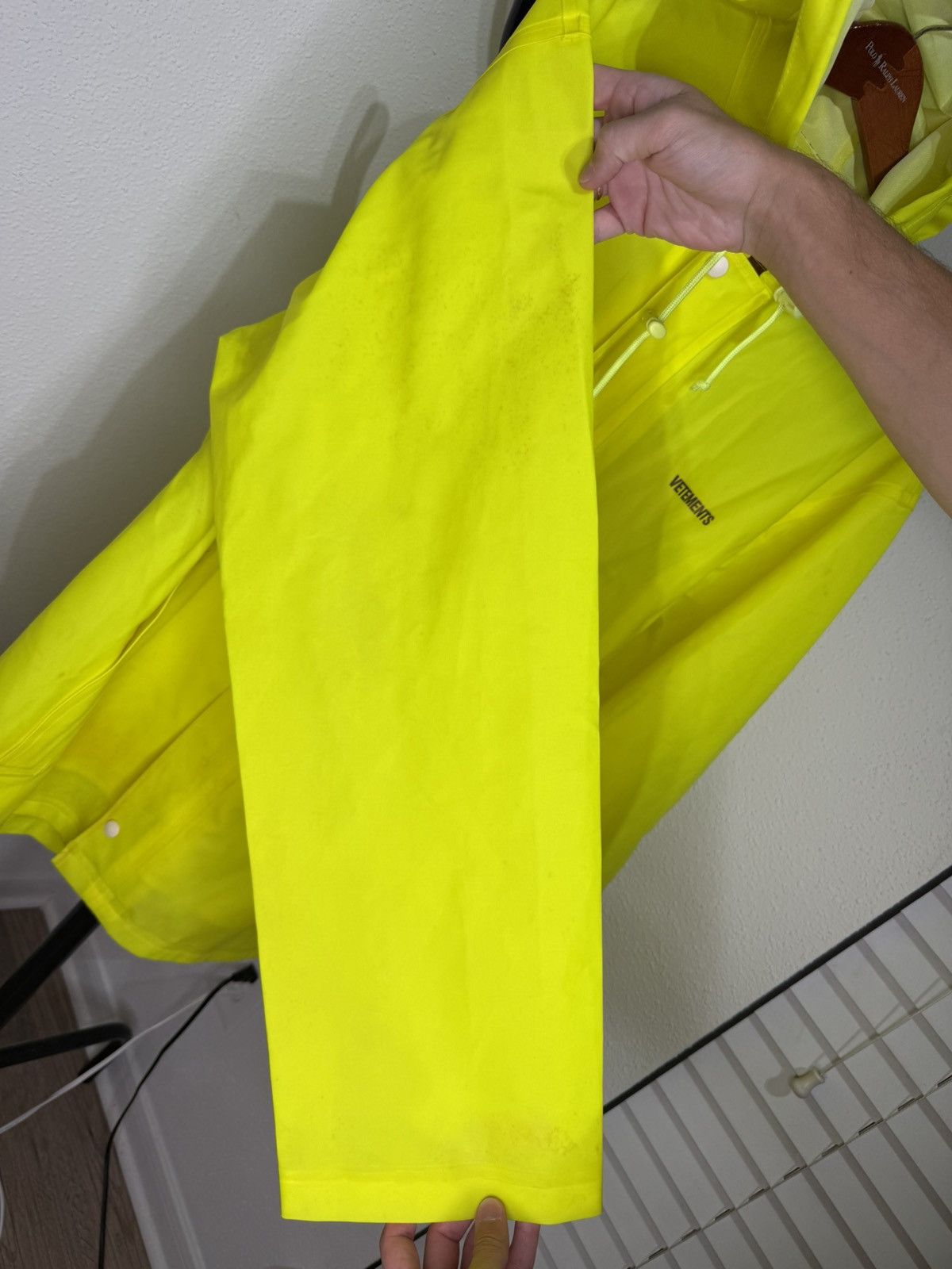 Vetements Vetements SS18 Logo Raincoat Size US M / EU 48-50 / 2 - 9 Thumbnail