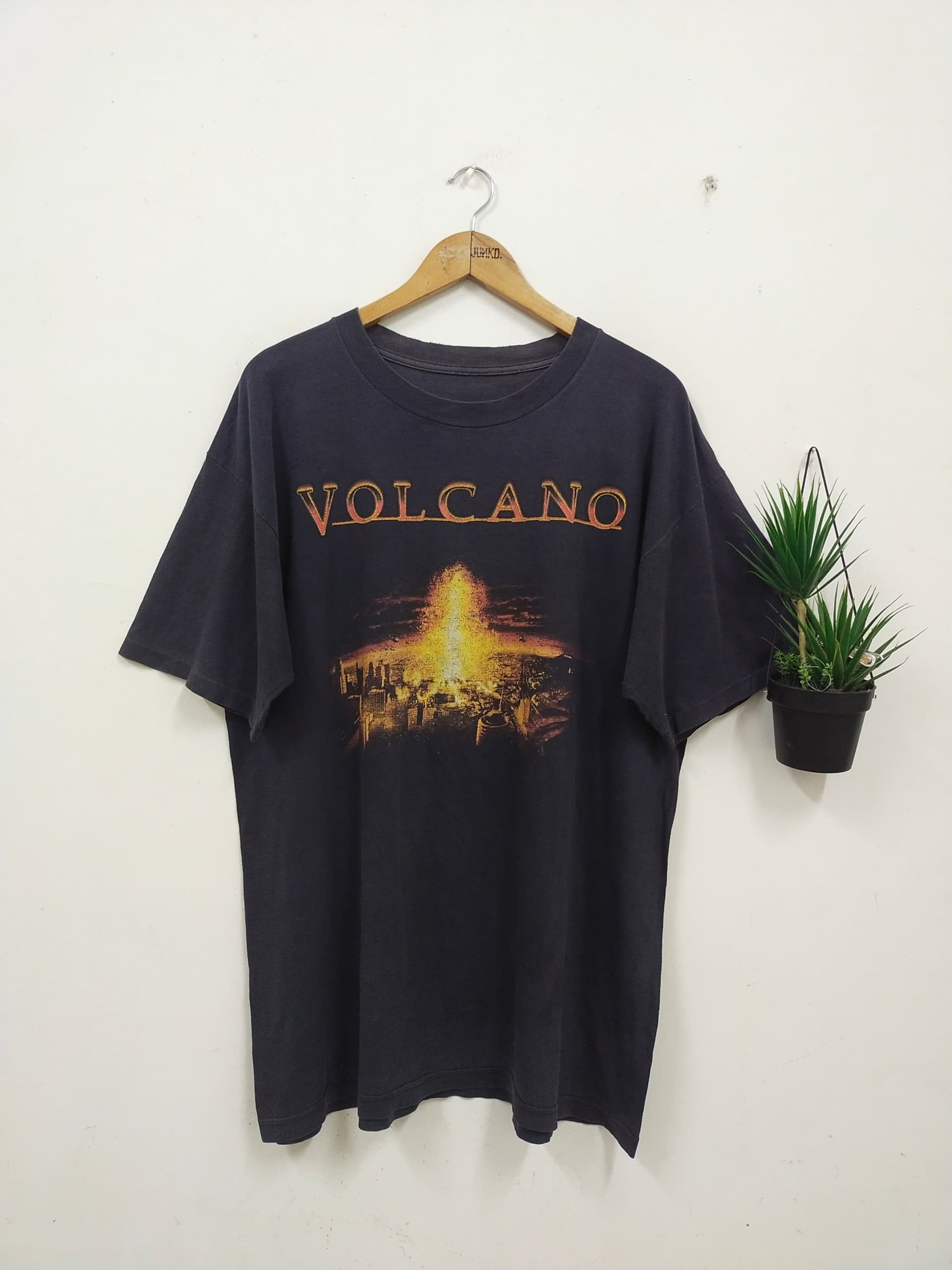 Vintage Vintage 90s Volcano 1995 movie promo t shirt Size US XL / EU 56 / 4 - 1 Thumbnail