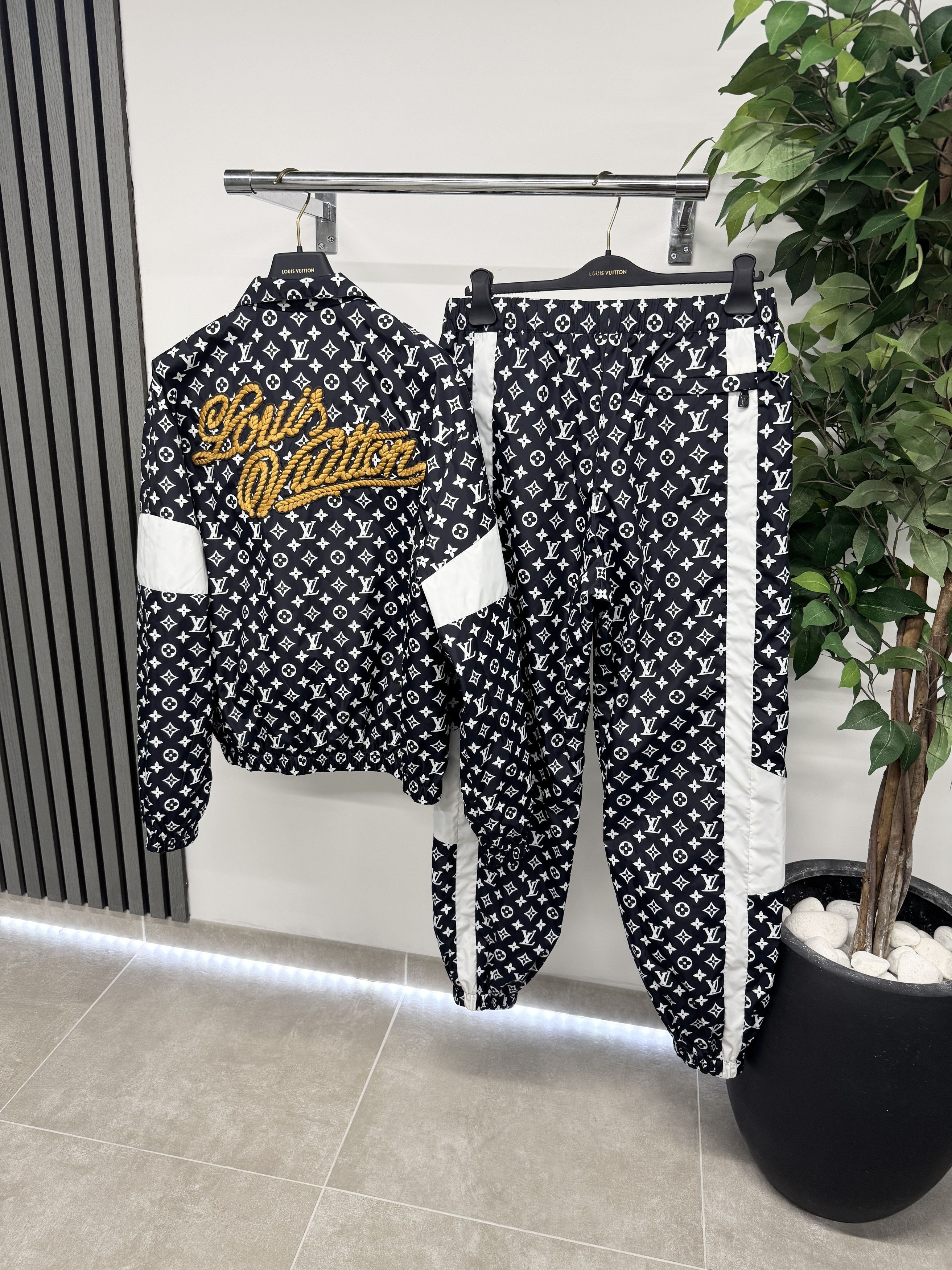 Louis Vuitton Louis Vuitton 1AFWQB Monogram Track Pants RRP £1720 Size US 30 / EU 46 - 4 Thumbnail