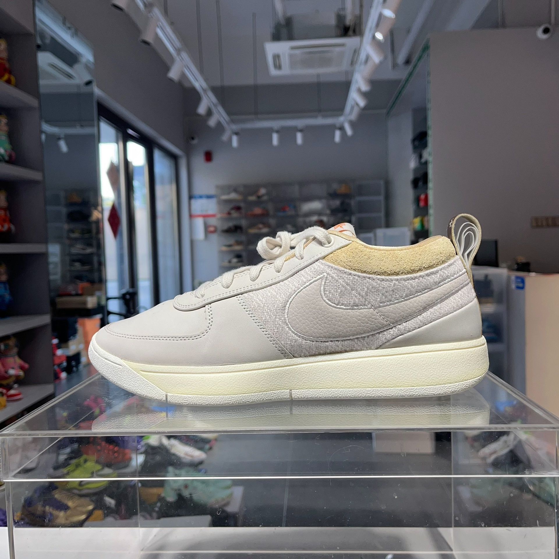 Nike Nike White Lowtop Sneakers 44.5 Men Size US 11 / EU 44 - 1 Thumbnail