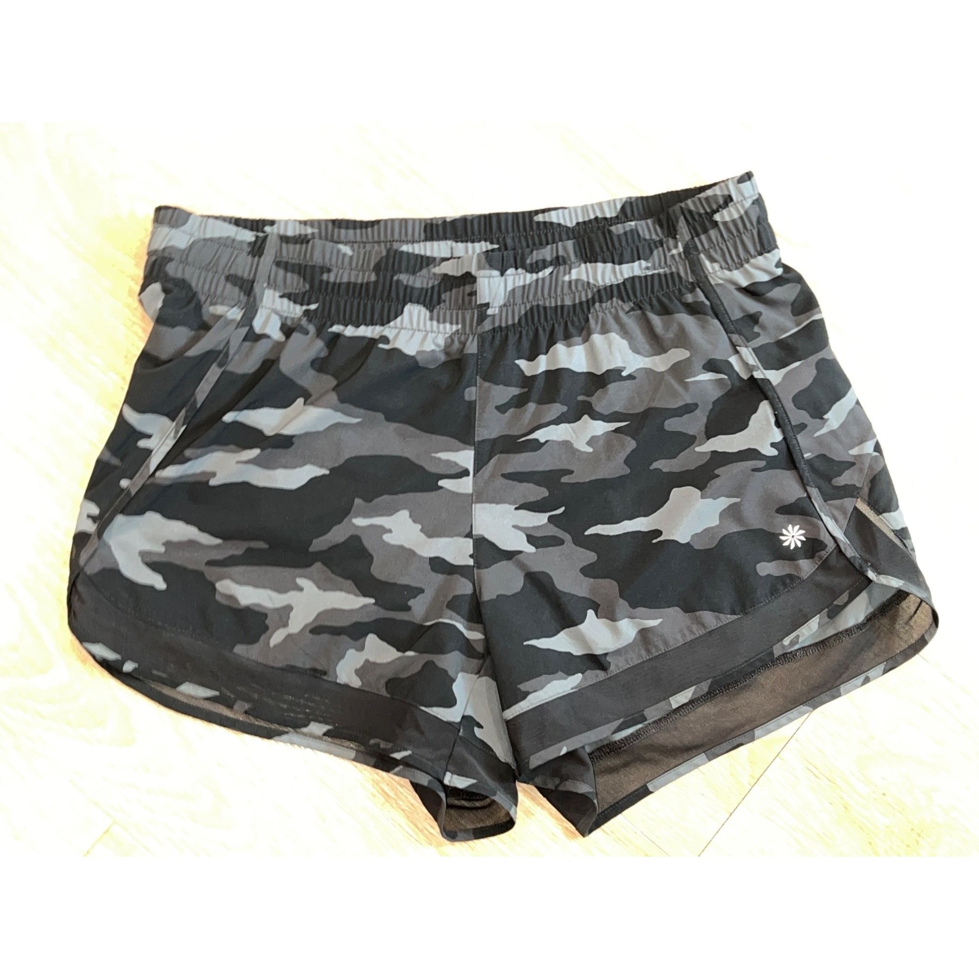 Athleta Athleta Mesh Racer Run Shorts 4" Black Camo Womens Medium Size 32" / US 10 / IT 46 - 2 Thumbnail