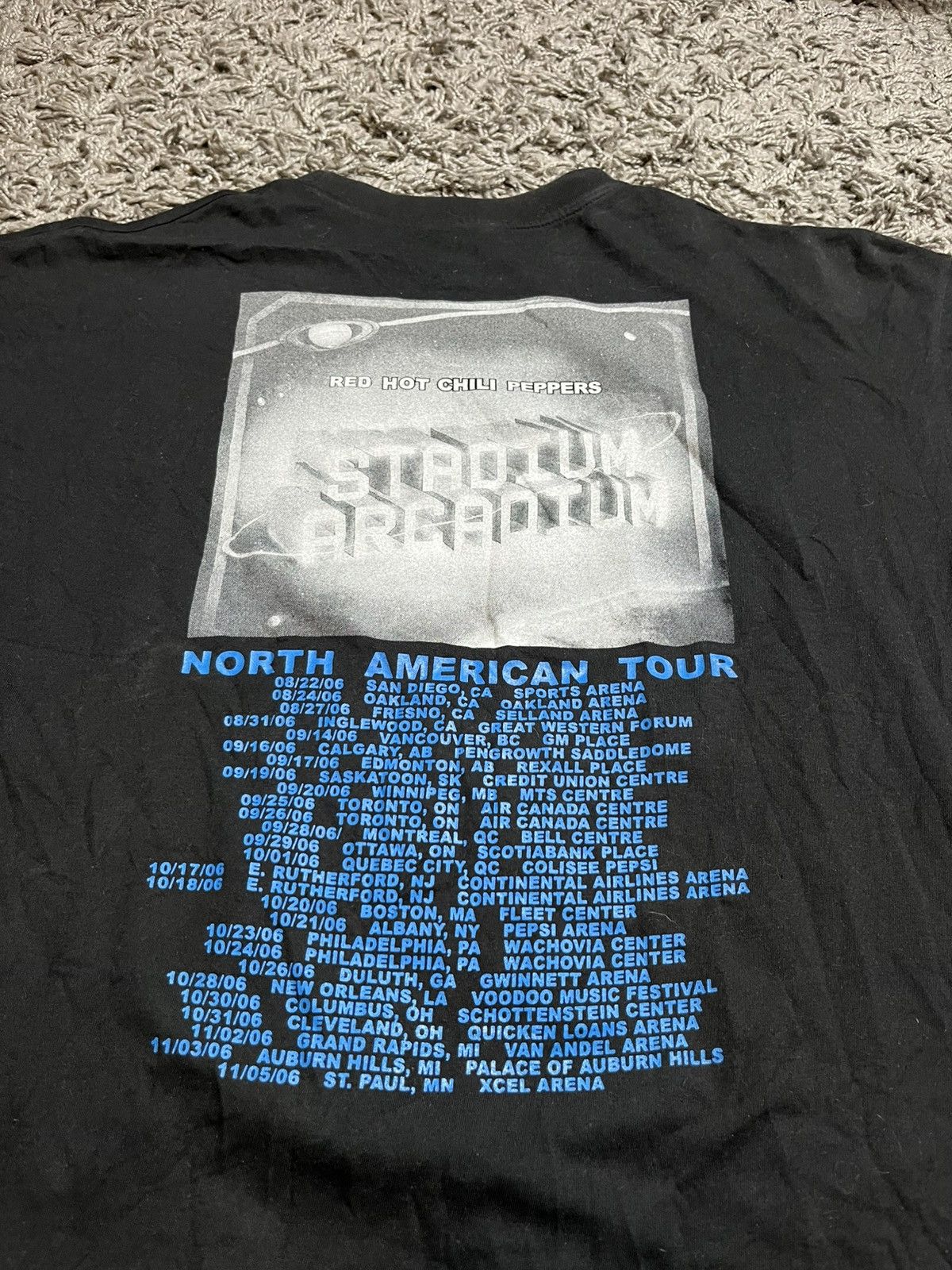 Band Tees × Vintage RED HOT CHILI PEPPERS 2006 STADIUM ARCADIUM TOUR T-SHIRT Size US XXL / EU 58 / 5 - 6 Thumbnail