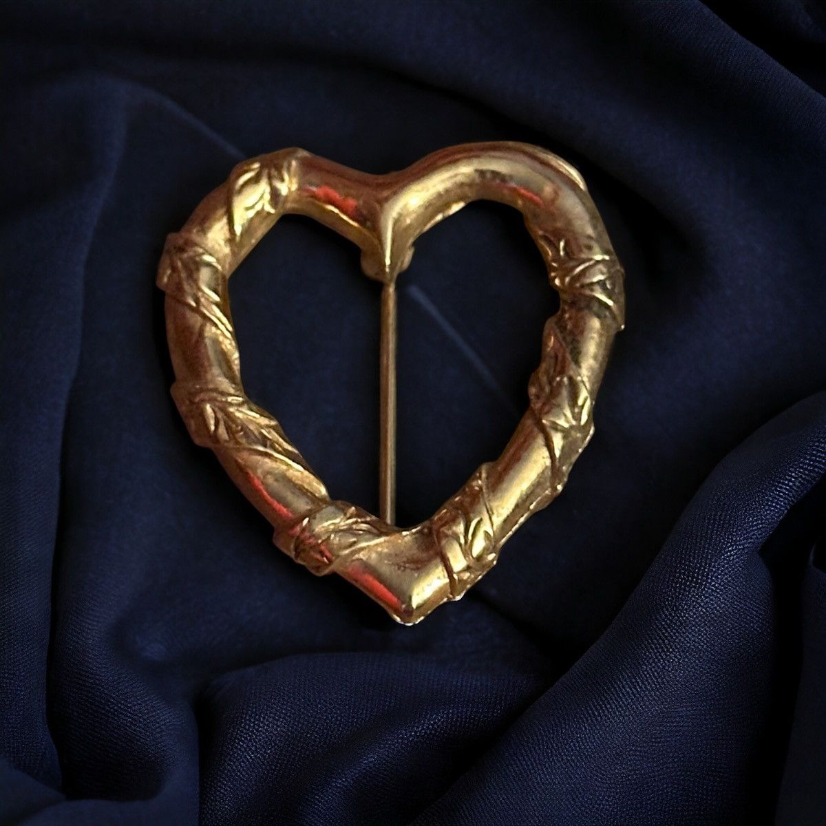 Vintage Vintage British Museum gold tone ribbon heart brooch Size ONE SIZE - 1 Thumbnail