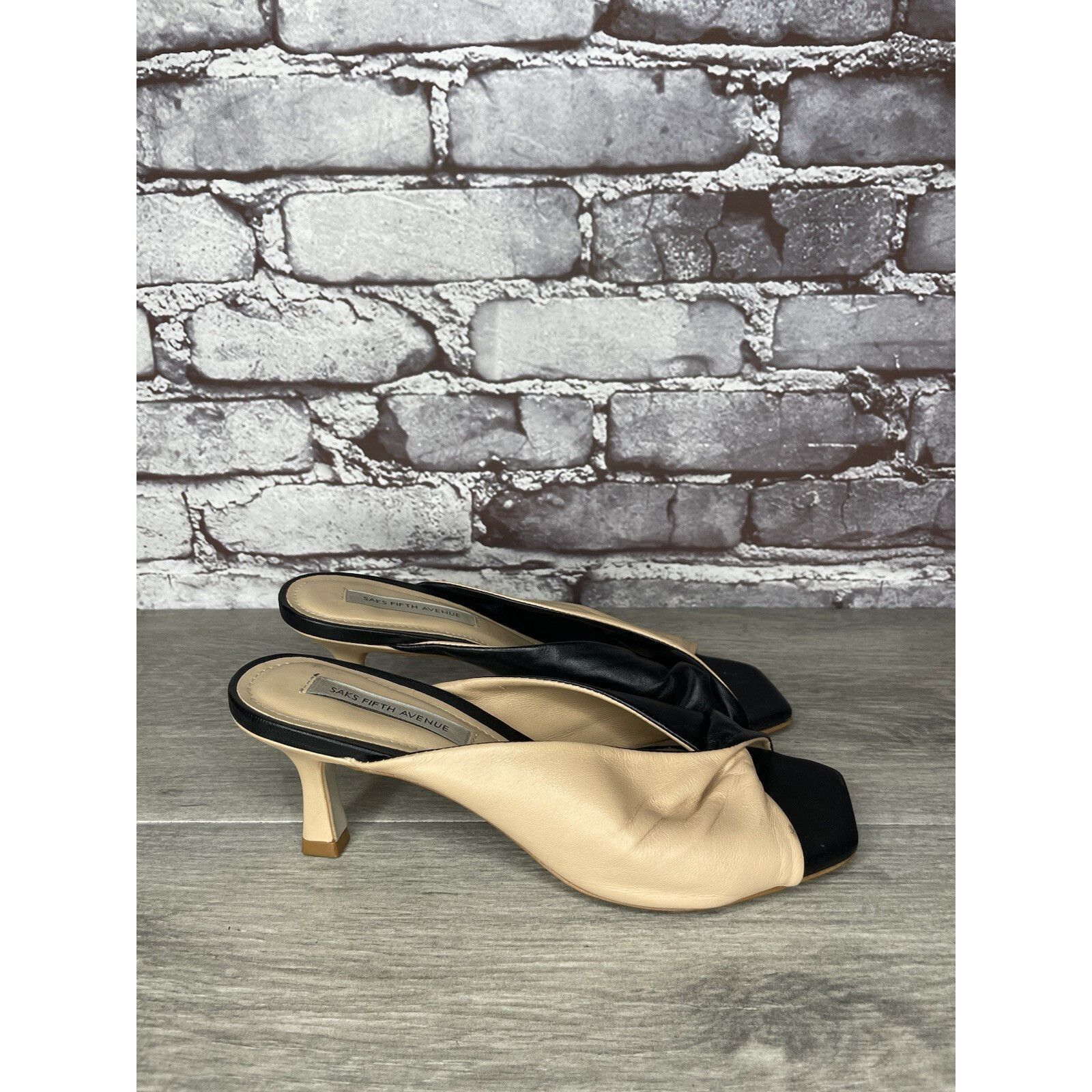 Saks Fifth Avenue Saks Fifth Avenue Tan Black Leather Bow Mule Heels Shoes Wom Size US 7.5 / IT 37.5 - 13 Thumbnail