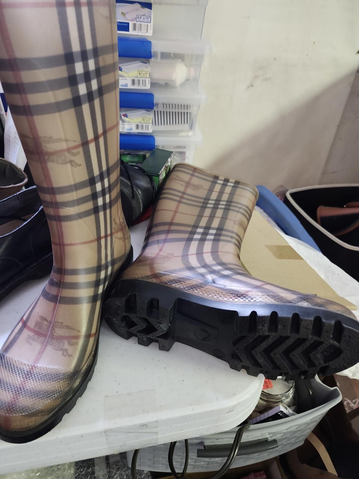Designer Burberry rain boots sz 6 Size ONE SIZE - 2 Thumbnail