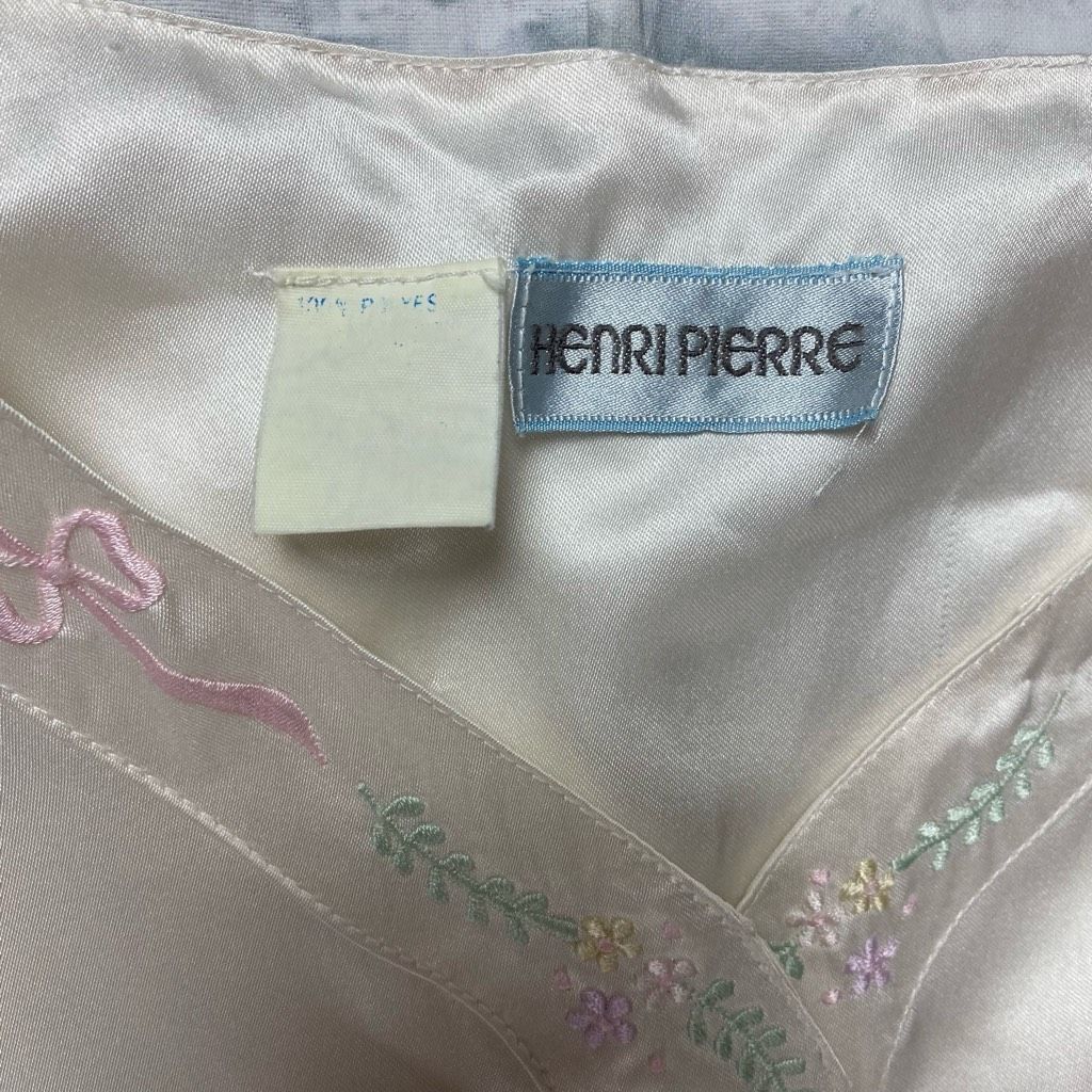 Other Henri Pierre women L V-cut button front satin Longsleeve nig Size ONE SIZE - 7 Thumbnail