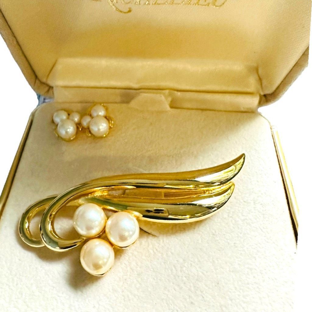 image of Richelieu New In Box Vintage Goldtone Curved Bar Pearl Brooc, Women's