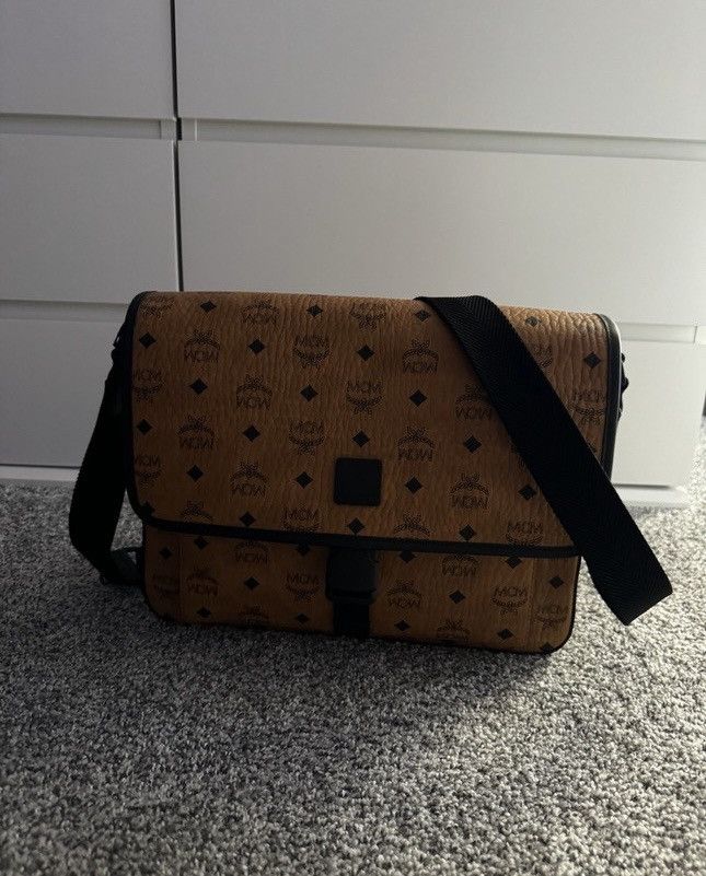MCM Men's Klassik Medium Messenger Bag Size ONE SIZE - 1 Thumbnail