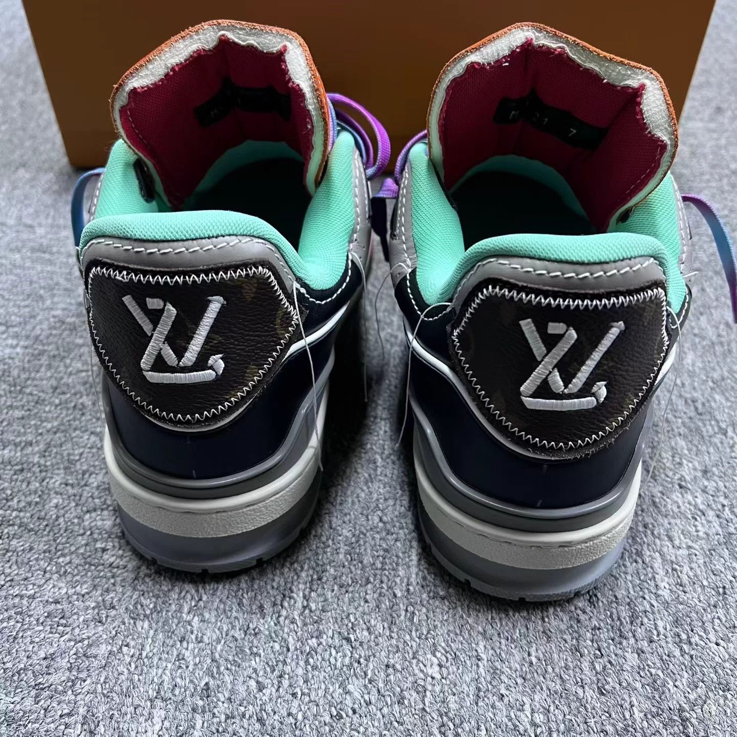 Louis Vuitton Louis Vuitton black blue 2-tone low top sneaker size 7 Size US 7 / EU 40 - 4 Thumbnail