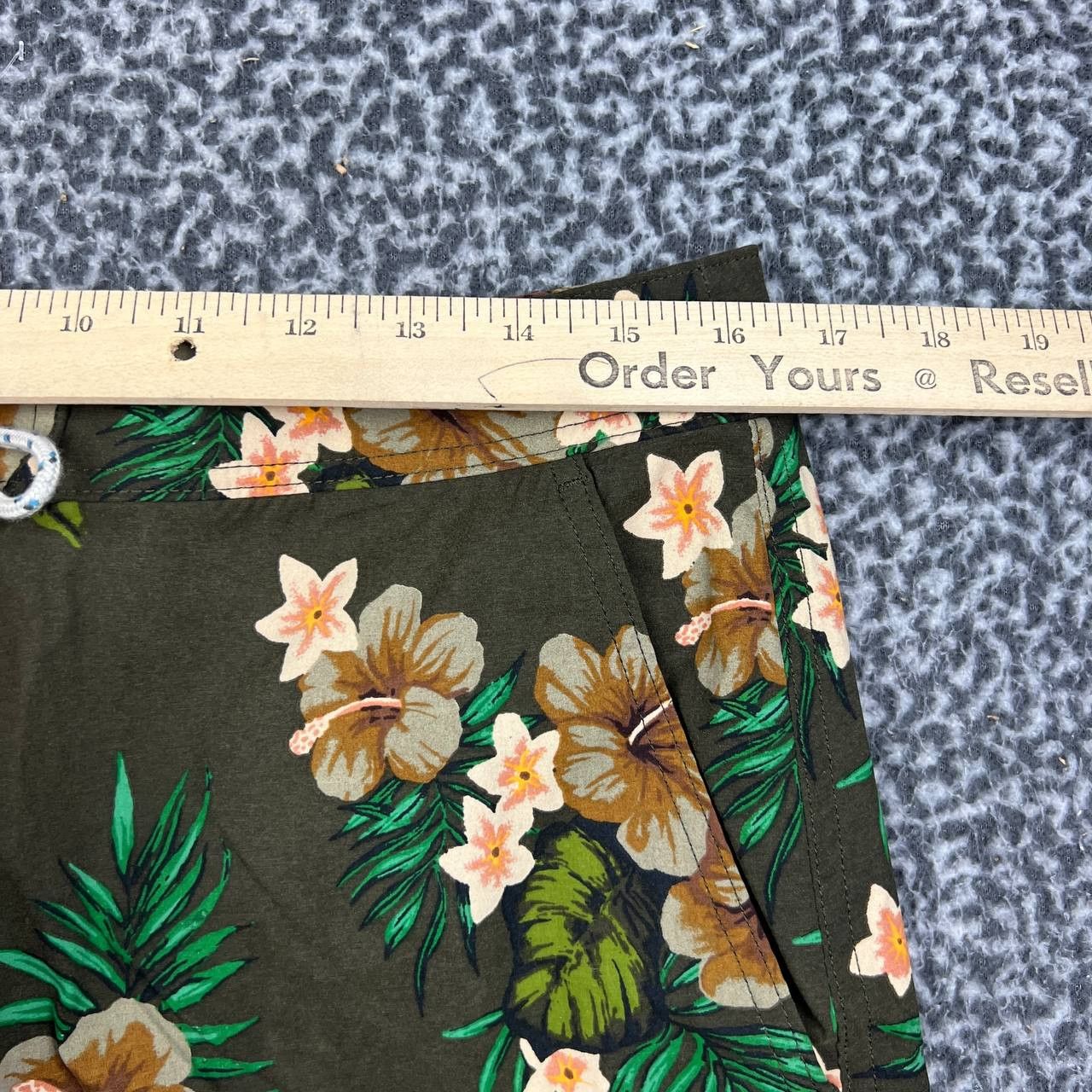 J.Crew J. Crew Board Shorts Men 32 Swimwear Floral Hibiscus Print Size US 32 / EU 48 - 4 Thumbnail