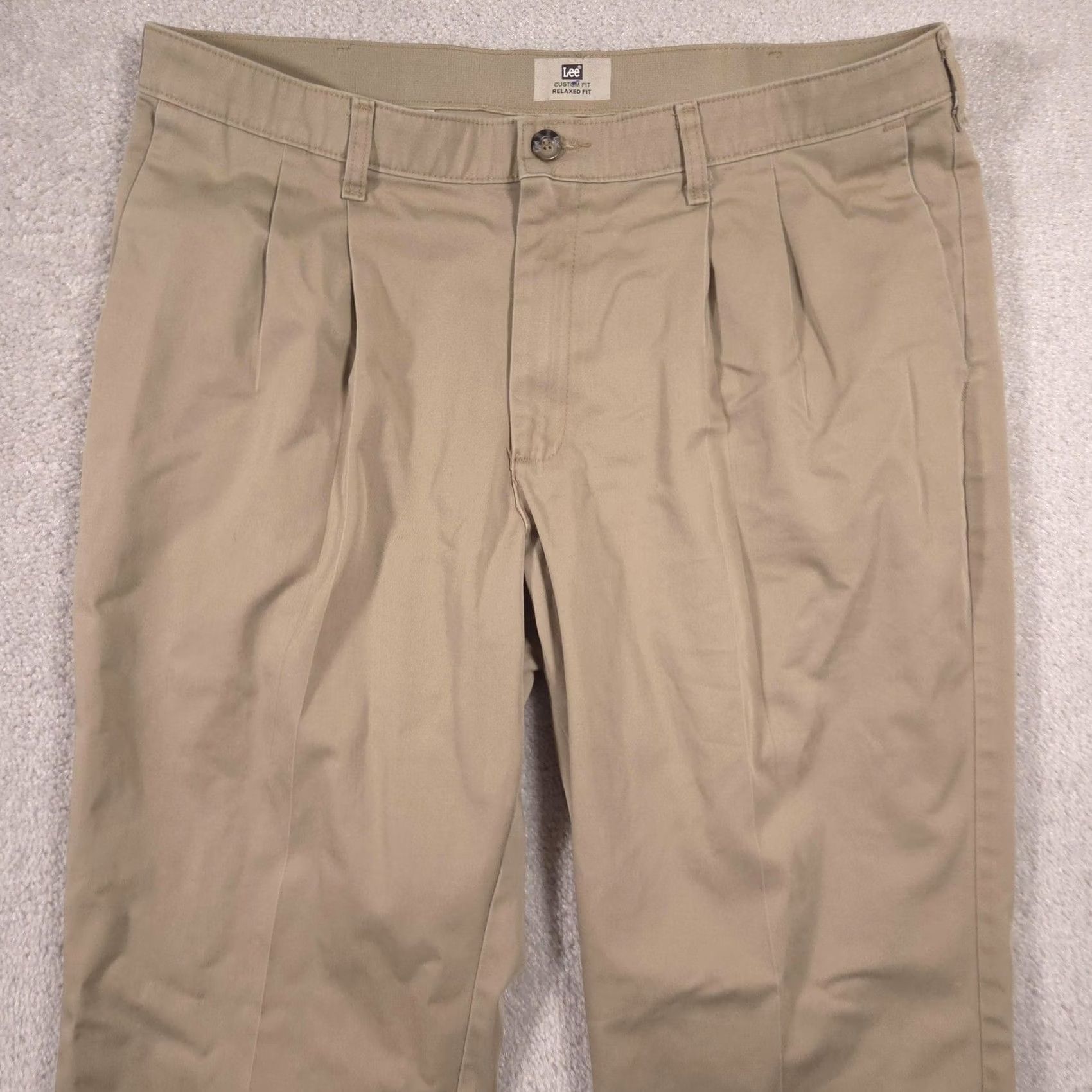 Lee Lee Khakis Pants Mens 38x29 Beige Custom Fit Relaxed Pleated Chino Straight Pants Mens Beige 38x29 Slit? Size US 38 / EU 54 - 4 Thumbnail