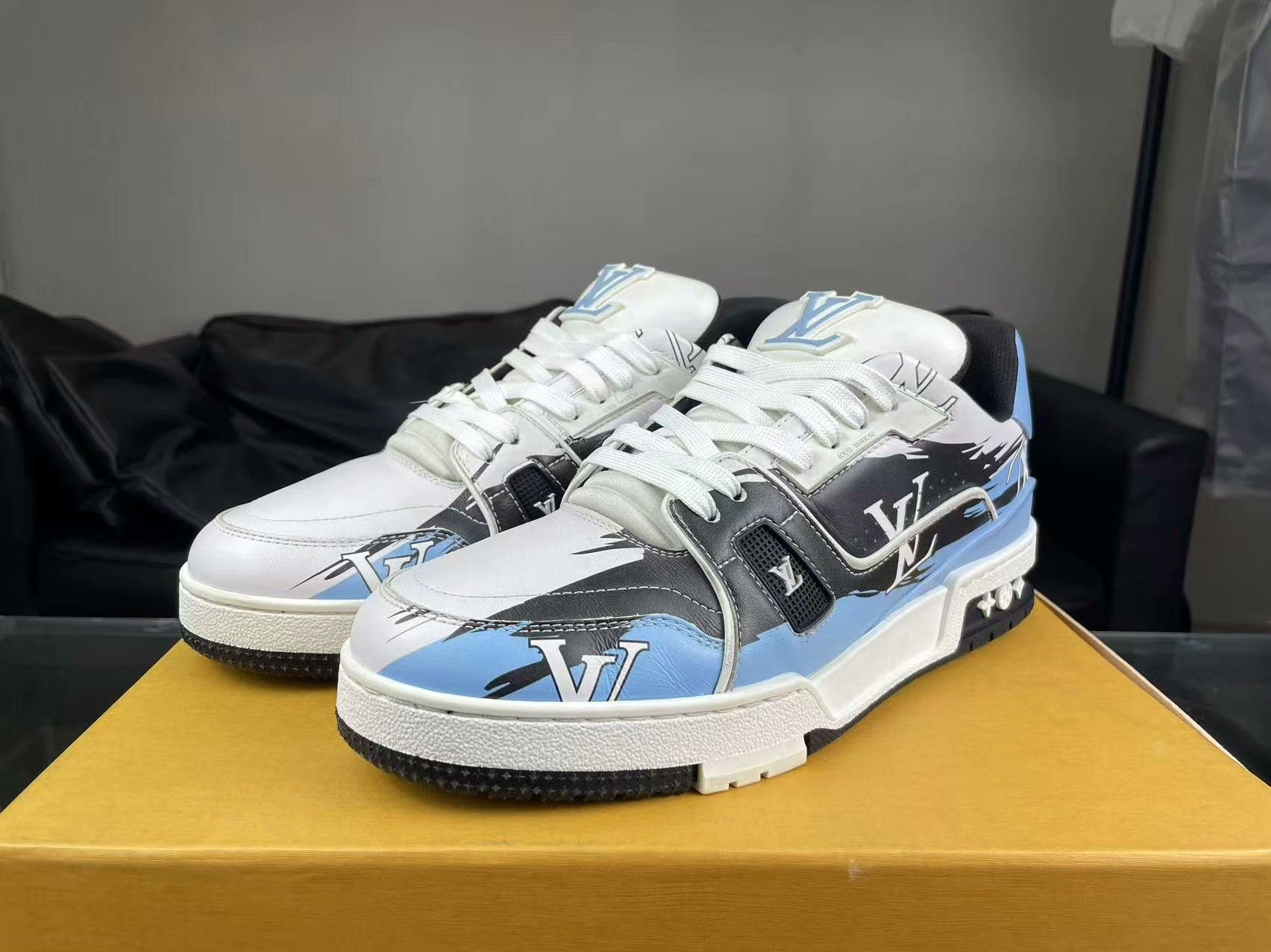 Louis Vuitton Louis Vuitton Training Blue Lowtop Sneakers 8.5 Men Size US 8.5 / EU 41-42 - 1 Thumbnail