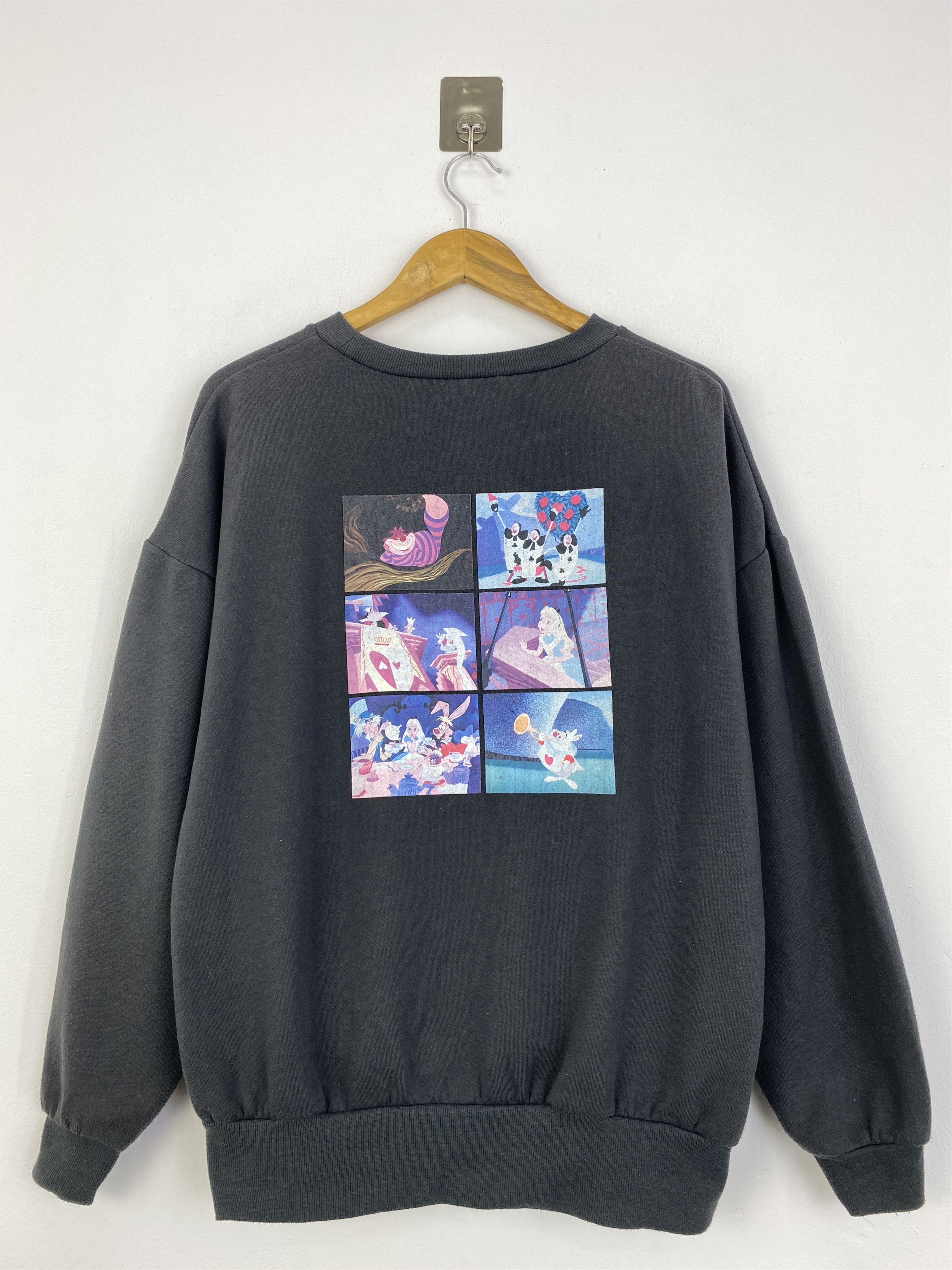Disney Vintage Disney Alice In Wonderland Backhit Sweatshirt SH0041 Size US XL / EU 56 / 4 - 1 Thumbnail