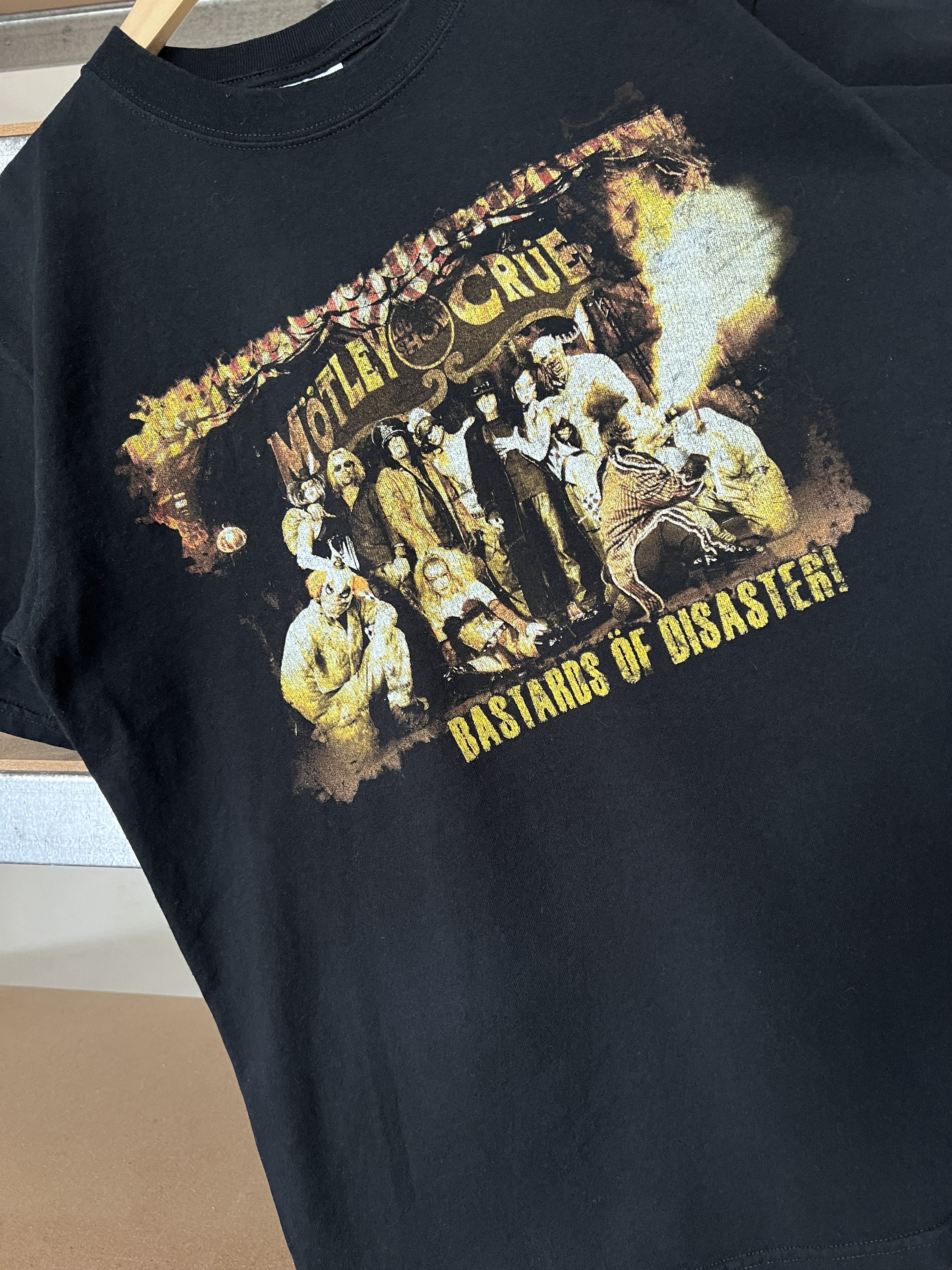 Band Tees Vintage 2005 Motley Crue Rock Band tour T-shirt Size US M / EU 48-50 / 2 - 5 Thumbnail