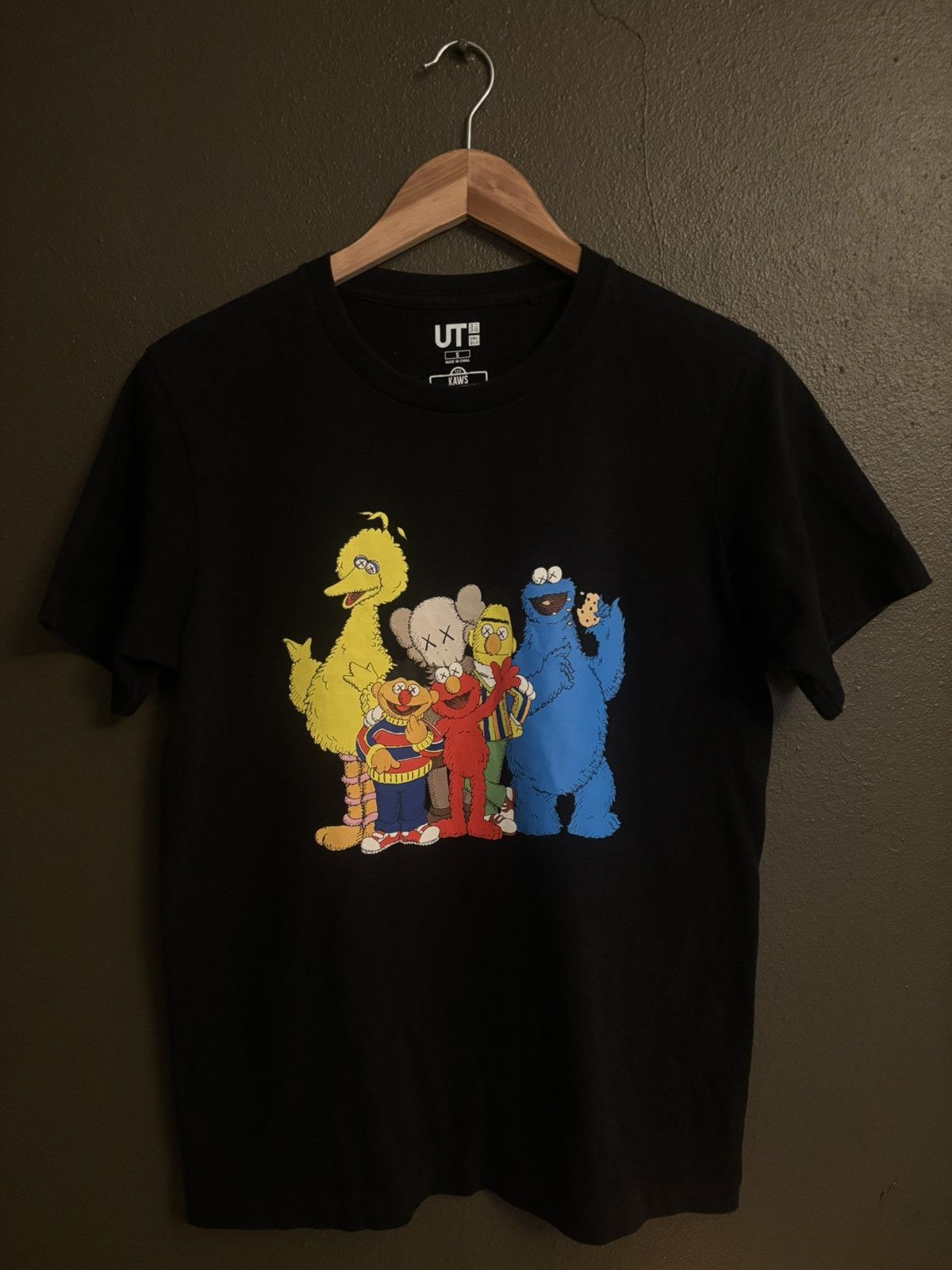 Kaws × Uniqlo KAWS x Uniqlo x Sesame Street Group #2 BLACK Tee Size US S / EU 44-46 / 1 - 1 Thumbnail