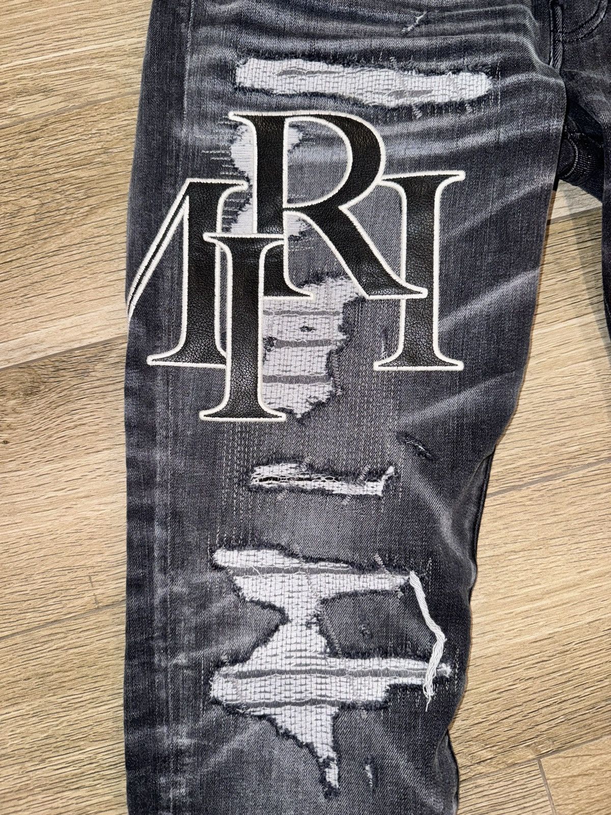 AMIRI logo-print ripped skinny jeans