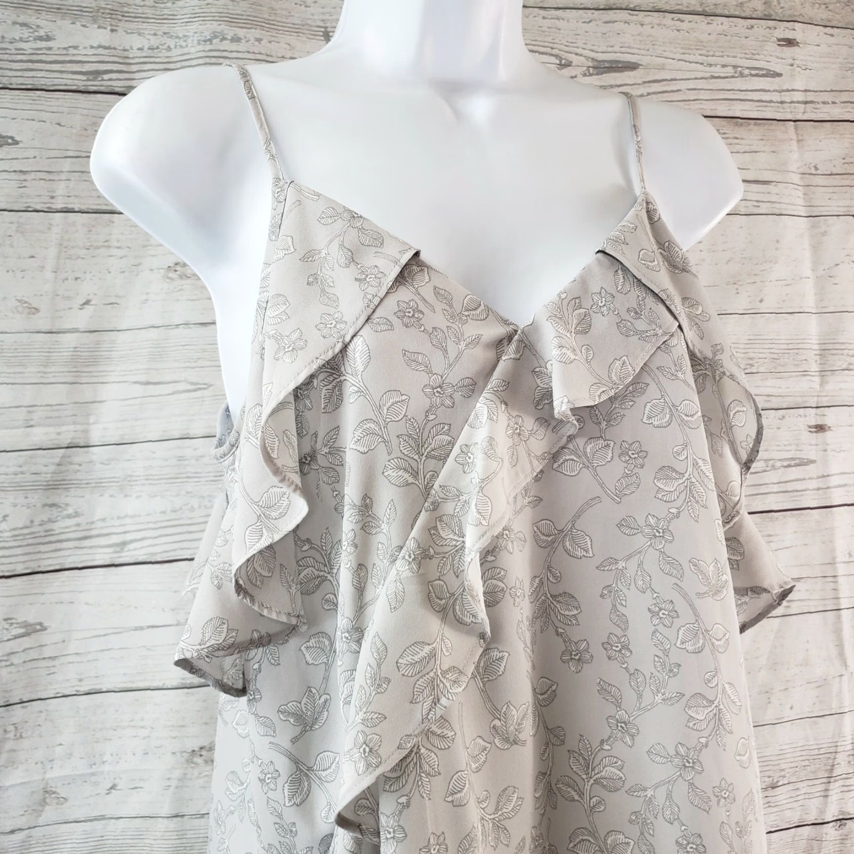 Banana Republic VINTAGE Banana Republic Womens Cold Shoulder Top XS Gray White Floral Ruffle Blouse Shirt Size XS / US 0-2 / IT 36-38 - 2 Thumbnail