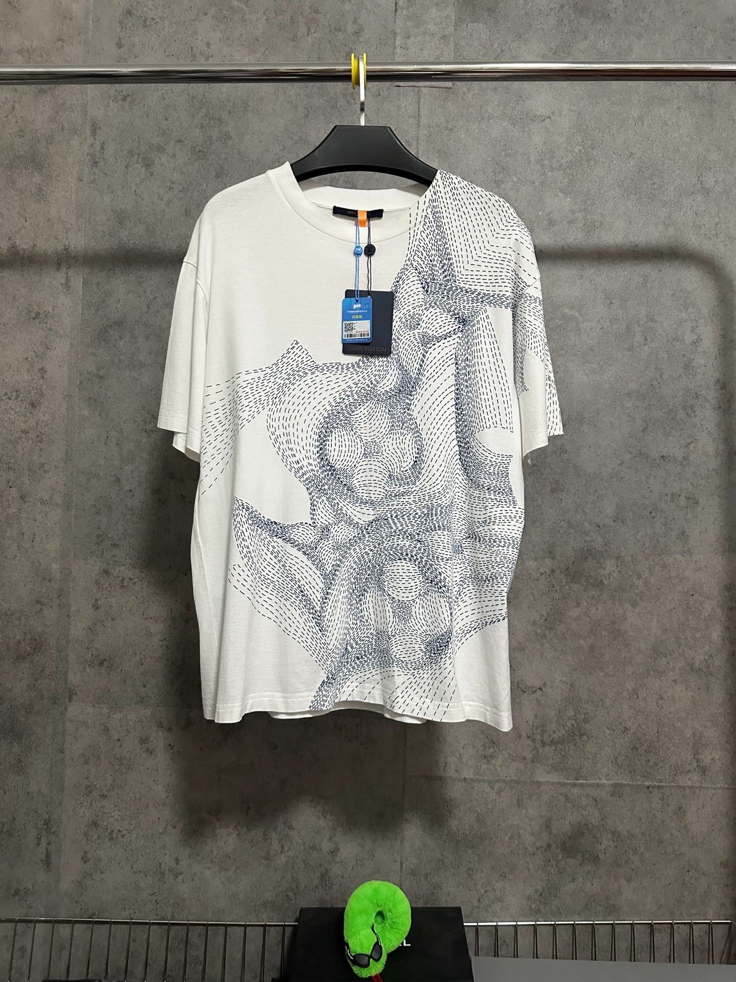 Louis Vuitton LV Three-Flower Logo Short-Sleeve T-Shirt Size US L / EU 52-54 / 3 - 1 Thumbnail