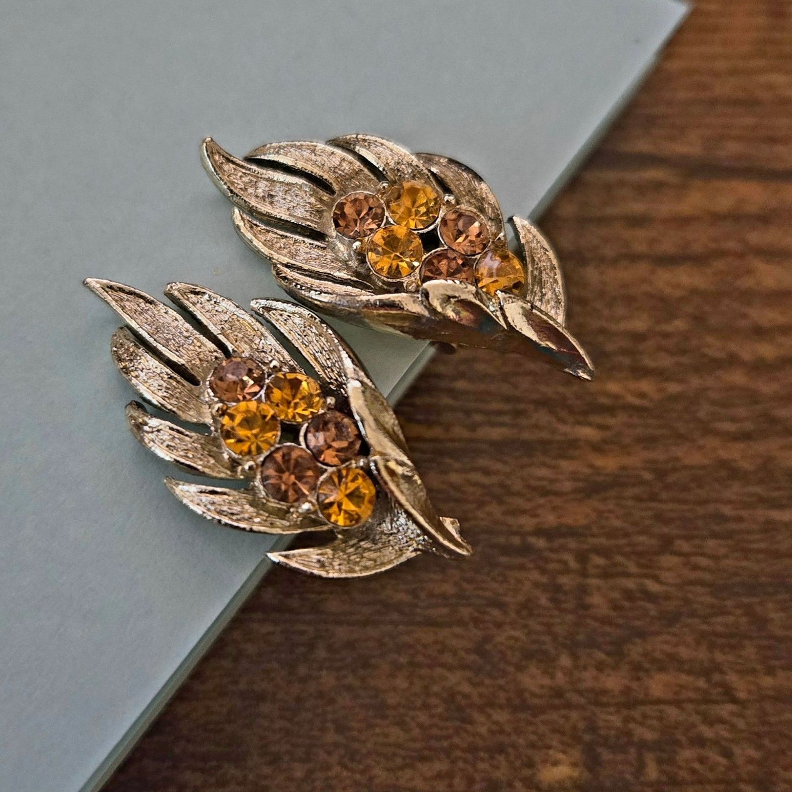 Pieces Uniques Vintage CORO Pegasus Signed Gold Leaf Clip-on Earrings Size ONE SIZE - 8 Thumbnail